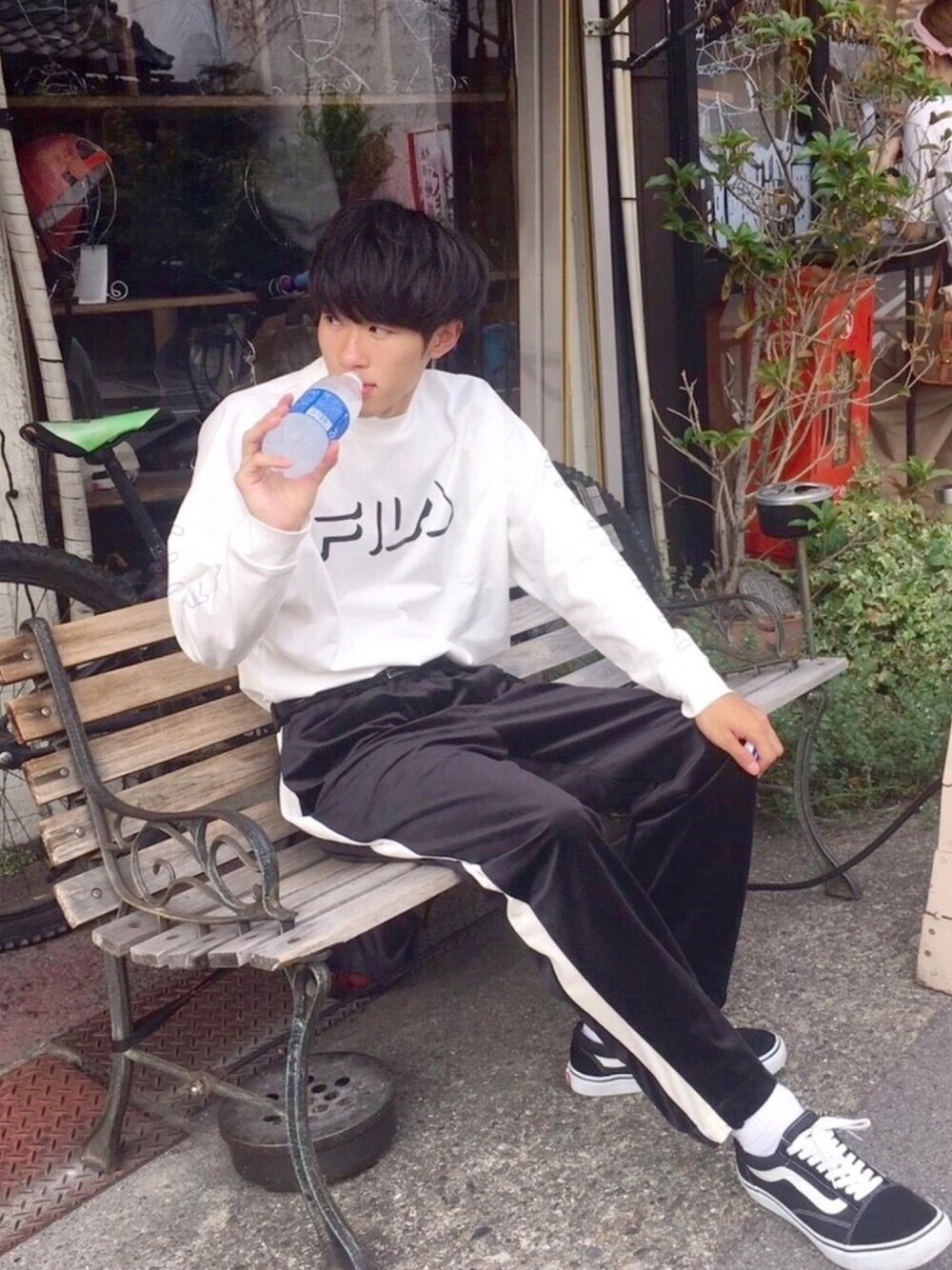 「秋のコーデ、ベロア、ベロアパンツ、ラインパンツ、FILA、ロングTシャツ、モックネック、白Tシャツ、Lui's、ENROUTE」｜「FILAのFILA（フィラ） 別注モックネックロングスリーブTシャツ（Tシャツ/カットソー、ホワイト系）」を使った、おさゆうさん（メンズ・168cm）の秋コーディネートの1枚目の写真