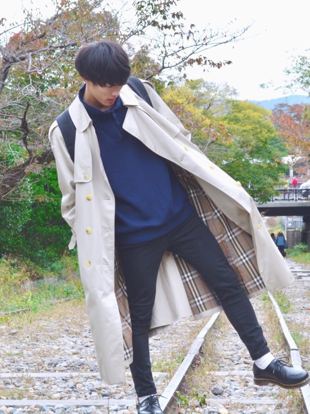 「秋冬コーデ、burberry、トレンチコート、ハーフジップ、LACOSTE、ニット、古着、バーバリー、Dr.Martens、黒スキニー」｜「BURBERRYのアイテム（トレンチコート、ベージュ系）」を使った、おさゆうさん（メンズ・168cm）の秋コーディネートの1枚目の写真