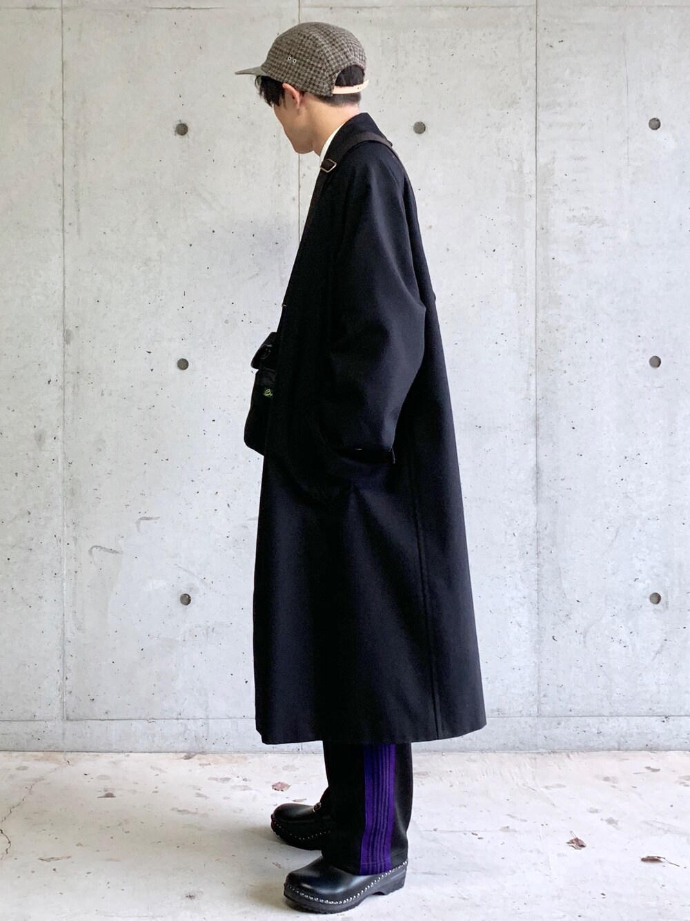 「シンプルコーデ、COMOLI、タイロッケンコート、冬コーデ、キャップ、Hender Scheme、NEEDLES、トラックパンツ、BRADY、コート」｜「Hender SchemeのHender Scheme(エンダー スキーマ) tweed jet cap（キャップ、グレー系）」を使った、おさゆうさん（メンズ・168cm）の秋コーディネートの1枚目の写真