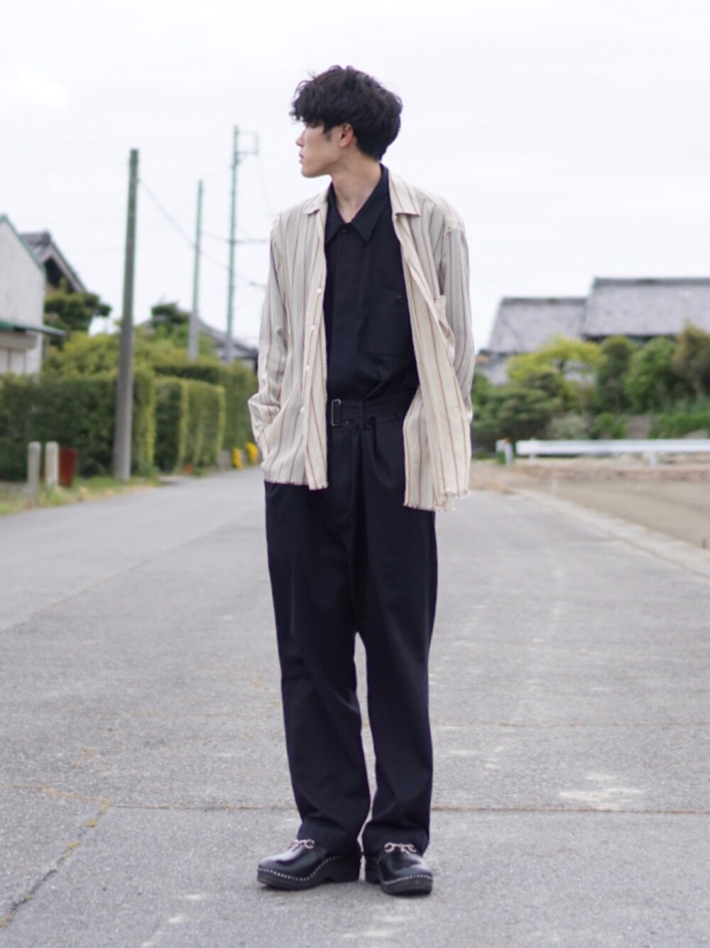 「シンプルコーデ、ジャンプスーツ、ストライプ、ストライプシャツ、オールインワン、yoke、URU、NEEDLES」｜「URUのアイテム（つなぎ/オールインワン、ブルー系）」を使った、おさゆうさん（メンズ・168cm）の春コーディネートの1枚目の写真