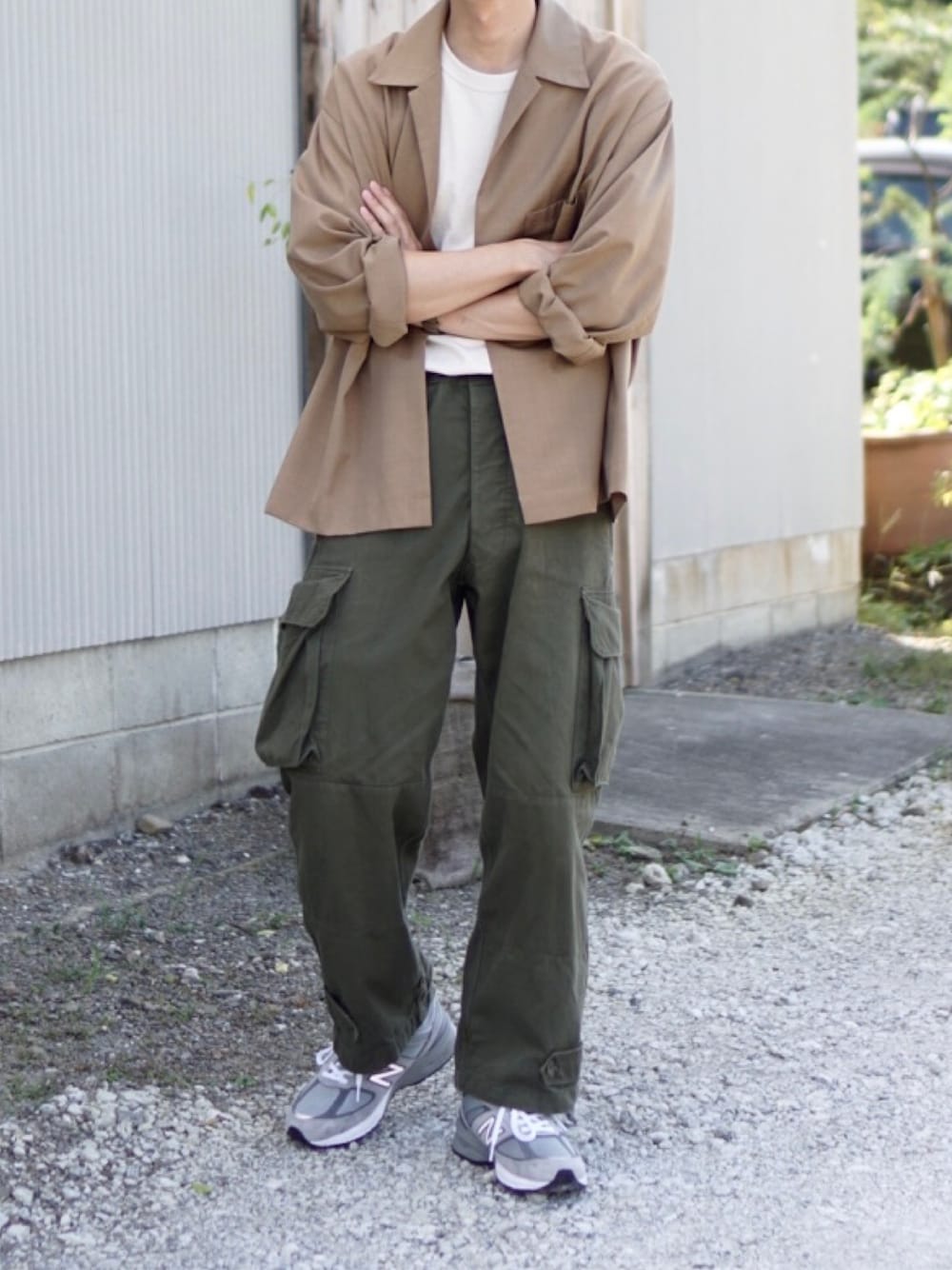 「シンプル、秋服、秋のコーデ、オーラリー、ベージュ、ミリタリー、m47、New Balance、NEW BALANCE 990、アースカラー」｜「AURALEEの＜AURALEE（オーラリー）＞ トロピカルウール シャツジャケット■■■（シャツ/ブラウス、ベージュ系）」を使った、おさゆうさん（メンズ・168cm）の秋コーディネートの1枚目の写真