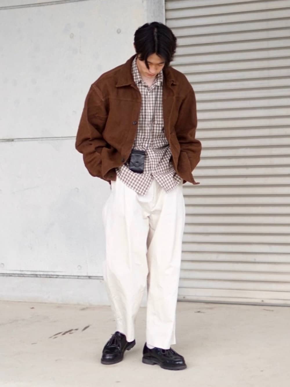 「春コーデ、大人カジュアル、ブラウン、ギンガムチェック、白パンツ、ブラウンコーデ、Paraboot、低身長コーデ」｜「COMOLIのアイテム（ジャケット/アウター、ブラウン系）」を使った、おさゆうさん（メンズ・168cm）の春コーディネートの1枚目の写真