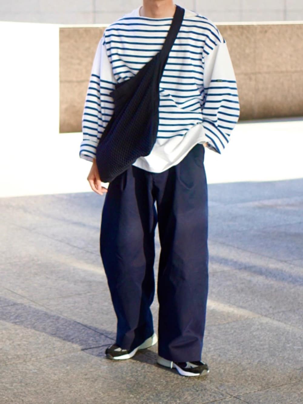 「シンプルコーデ、バスクシャツ、outil、STUDIONICHOLSON、UNUSED、ネイビー、ボーダー、ボーダートップス、New Balance、newbalance993」｜「OUTILのアイテム（Tシャツ/カットソー、ブルー系）」を使った、おさゆうさん（メンズ・168cm）の春コーディネートの1枚目の写真