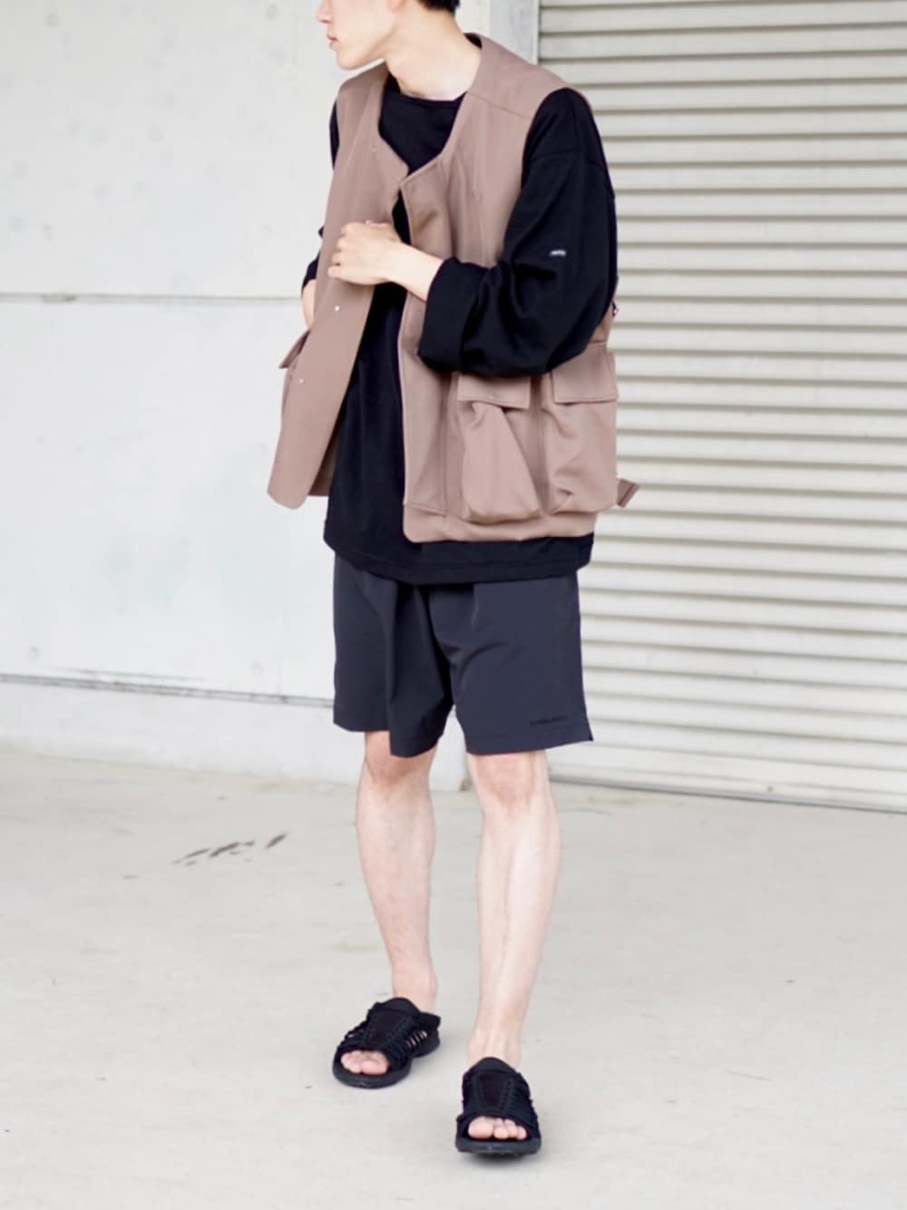 「これが私をアゲる服、シンプル、フェススタイル、タクティカルベスト、ベスト、ショーツ、サンダル、outil、yoke、夏コーデ」｜「YOKEのアイテム（ミリタリージャケット、ベージュ系）」を使った、おさゆうさん（メンズ・168cm）の春コーディネートの1枚目の写真