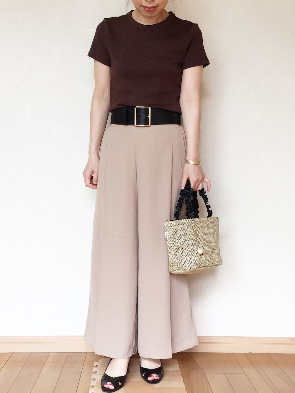 「大人カジュアル、ootd、シンプル、GU、UNIQLO、ジーユー、ユニクロ、プチプラ、ママコーデ、パラッツォパンツ」｜「UNIQLOのスーピマコットンリブクルーネックT（半袖）（Tシャツ/カットソー、ブラウン系）」を使った、hiroさん（レディース・150cm）の春コーディネートの1枚目の写真