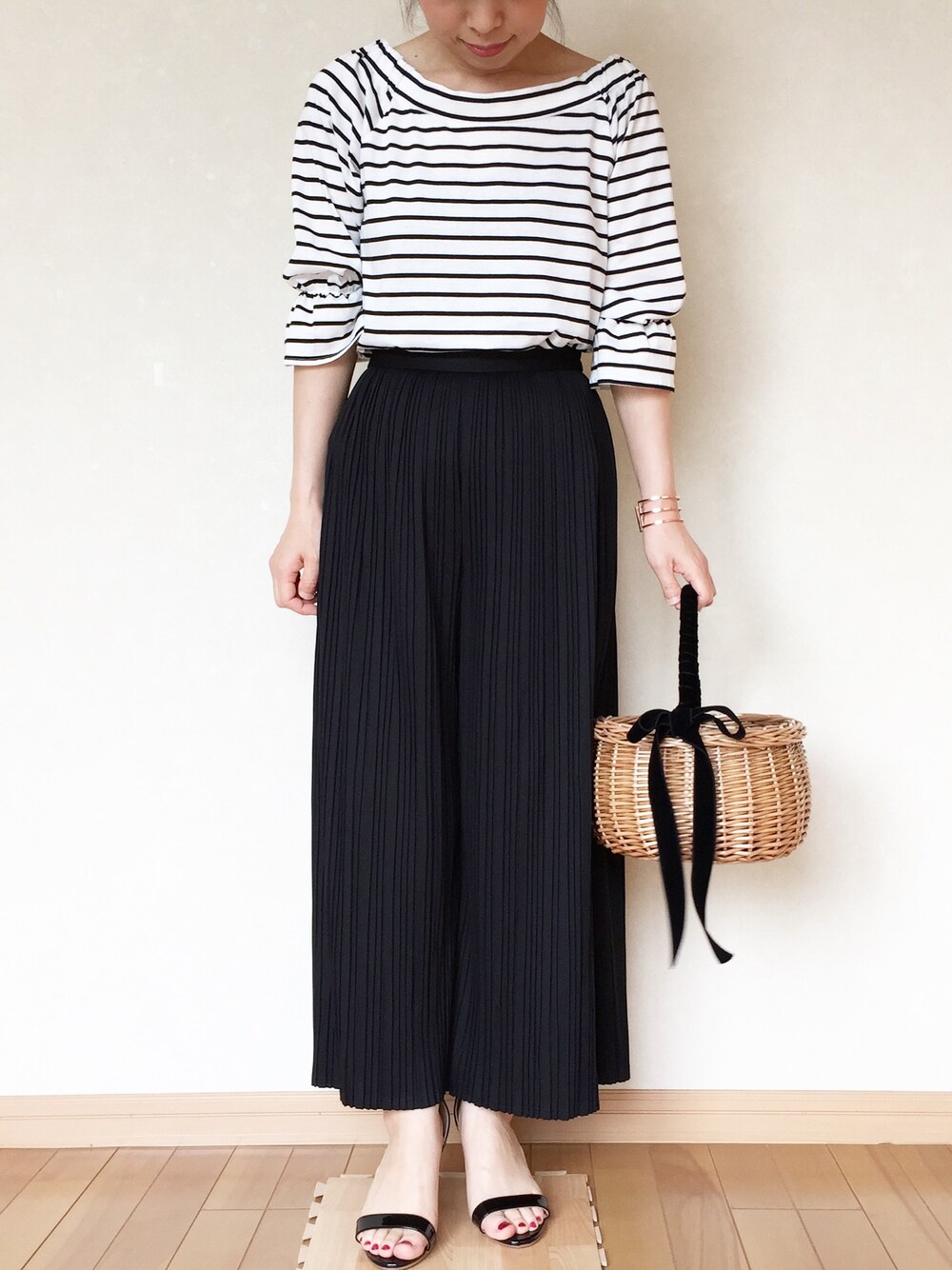 「大人カジュアル、outfit、ママコーデ、GU、ジーユー、プチプラ、パラッツォパンツ、ootd、シンプル、プリーツパンツ」｜「GUのアイテム（Tシャツ/カットソー、ホワイト系）」を使った、hiroさん（レディース・150cm）の夏コーディネートの1枚目の写真