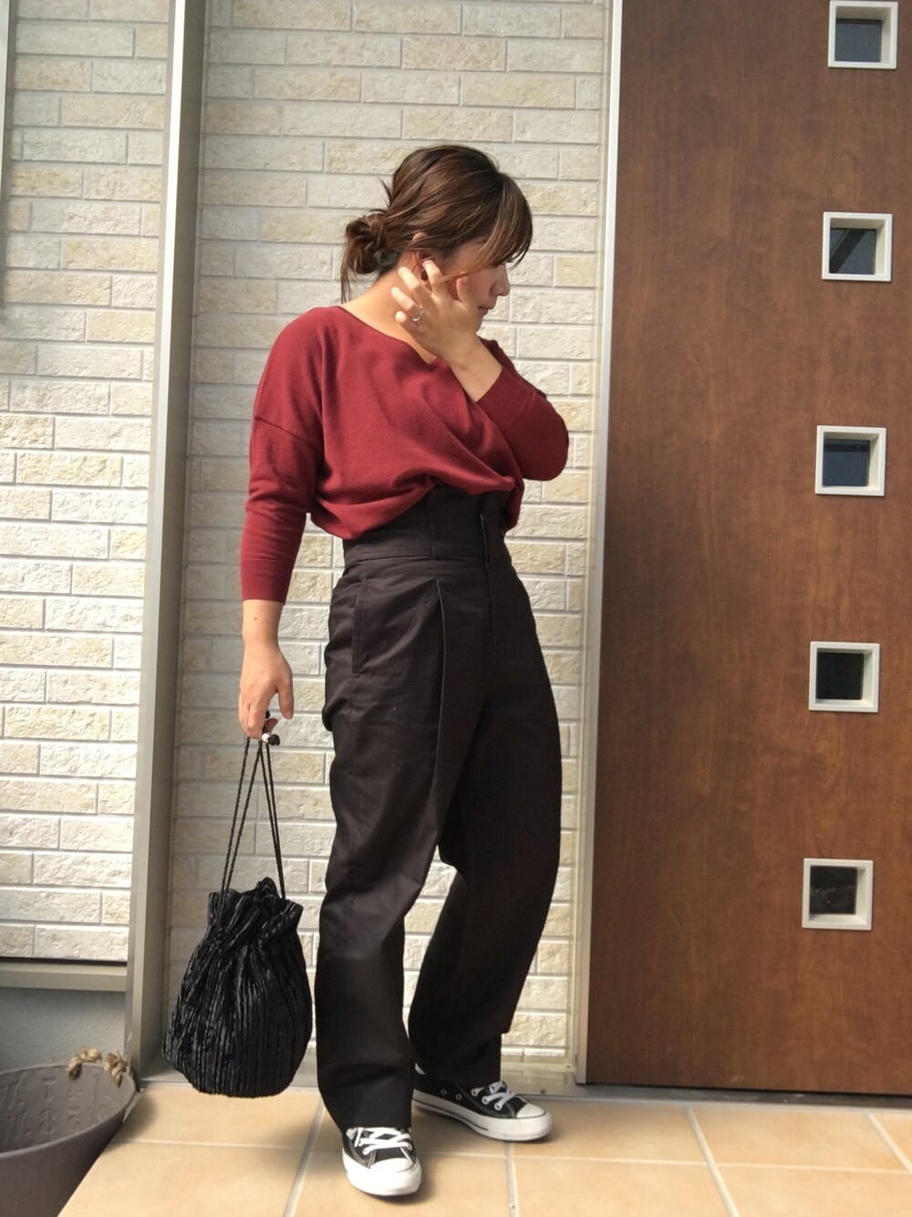 「秋服、休日スタイル、カジュアル、大人カジュアル、巾着バッグ、アパートバイローリーズ、へザー、コンバース」｜「A part byのCチノSハイライズパンツ 765534 （チノパンツ、ブラック系）」を使った、みかこさん（レディース・152cm）の秋コーディネートの1枚目の写真