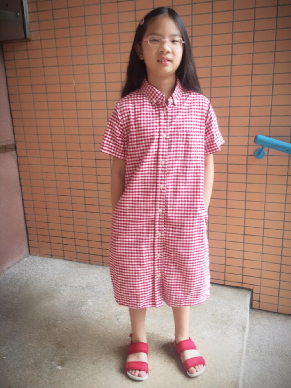 「mujiのアイテム（ワンピース、レッド系）」を使った、KYさん（キッズ・150cm）の秋コーディネートの1枚目の写真