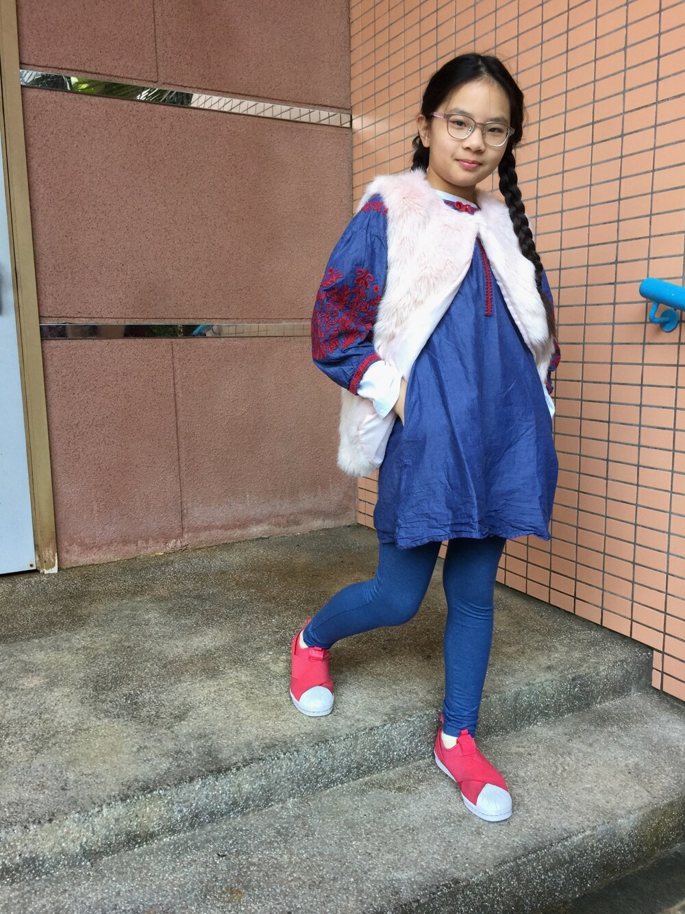 「EDWINのアイテム（ダウンベスト、ピンク系）」を使った、KYさん（キッズ・140cm）の冬コーディネートの1枚目の写真