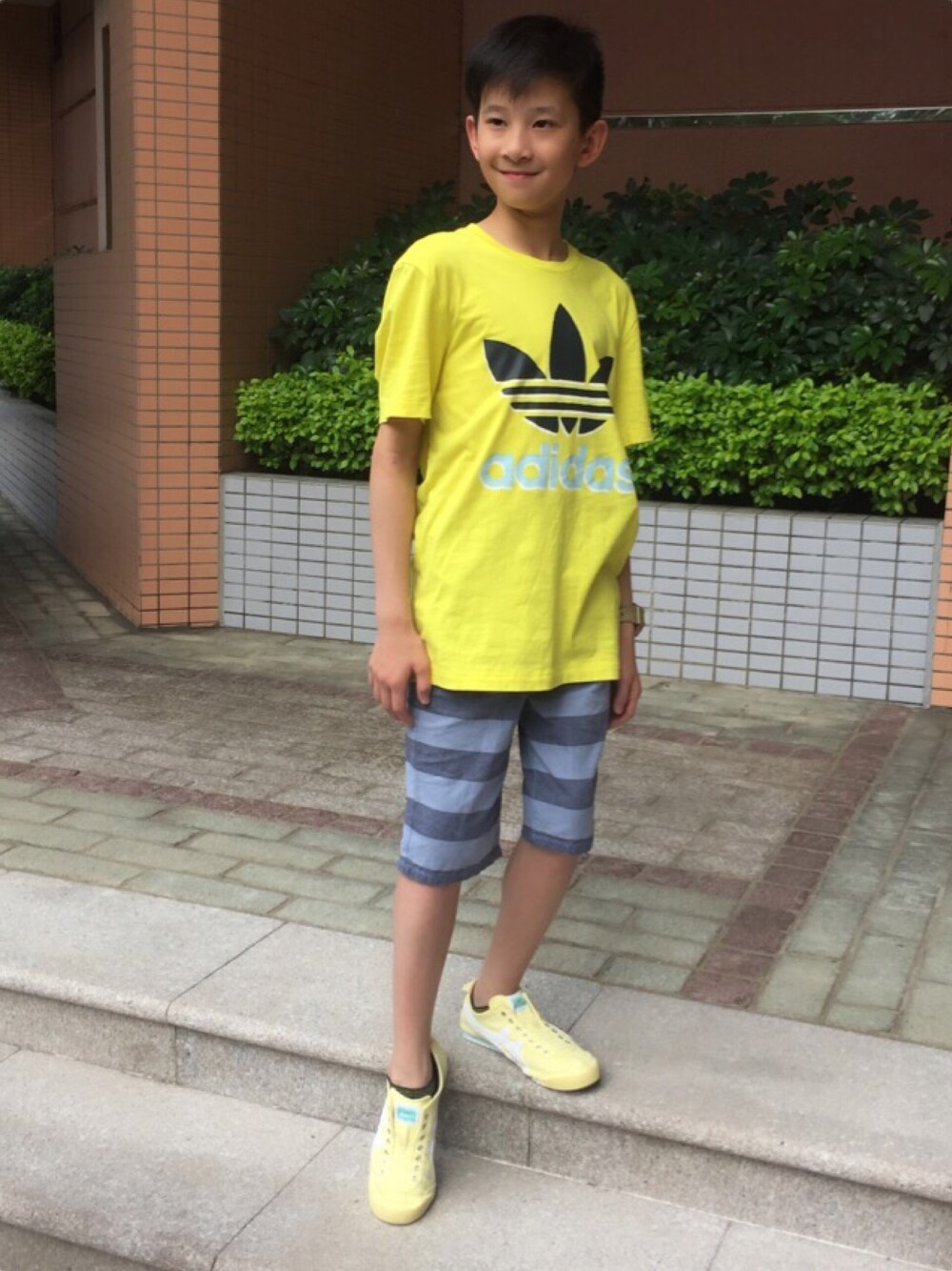 「adidasのアイテム（Tシャツ/カットソー、イエロー系）」を使った、KYさん（キッズ・150cm）の春コーディネートの1枚目の写真