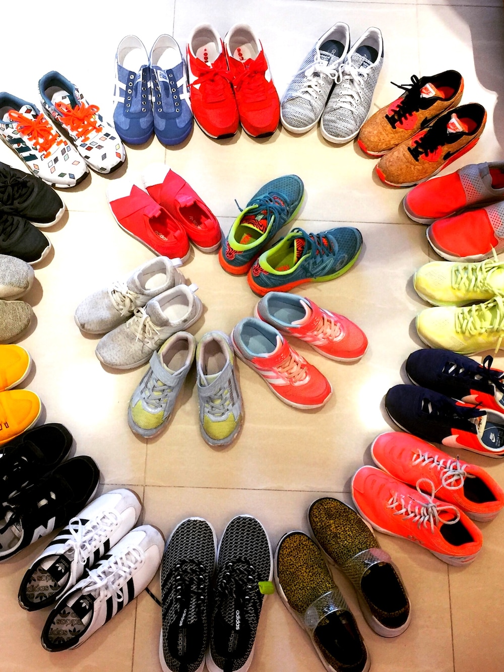 「NIKEのアイテム（スニーカー、ブラウン系）」を使った、KYさん（レディース・165cm）の春コーディネートの1枚目の写真