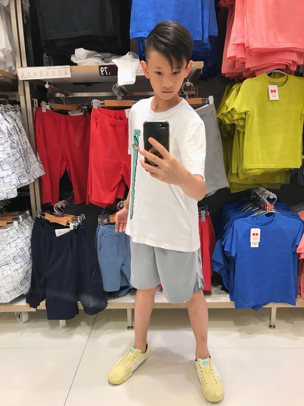 「adidasのアイテム（Tシャツ/カットソー、ホワイト系）」を使った、KYさん（キッズ・146cm）の春コーディネートの1枚目の写真