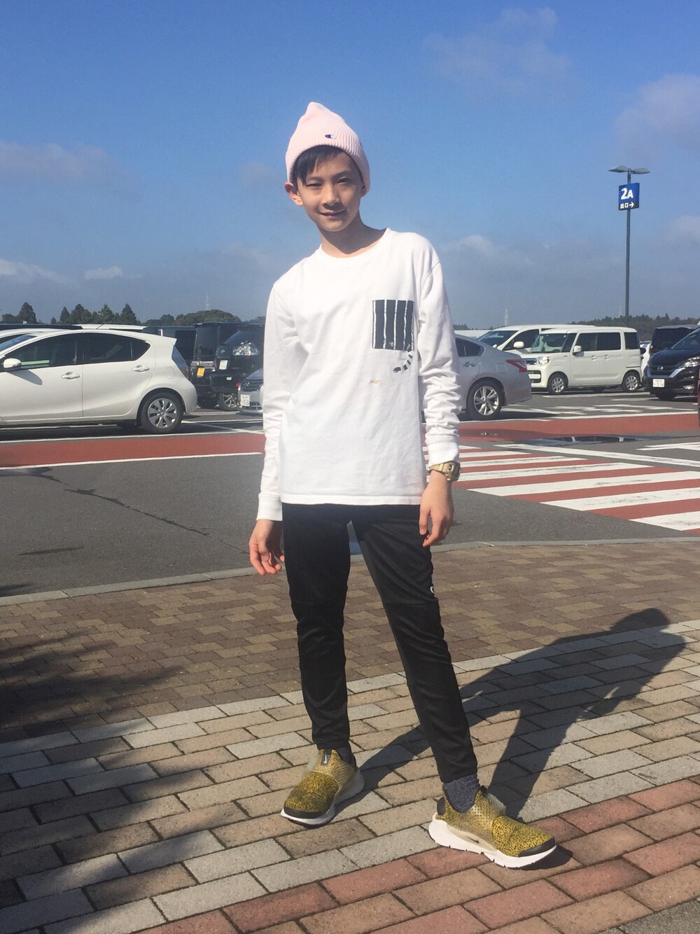 「Design t shirt Graphicのアイテム（Tシャツ/カットソー、ホワイト系）」を使った、KYさん（キッズ・157cm）の秋コーディネートの1枚目の写真