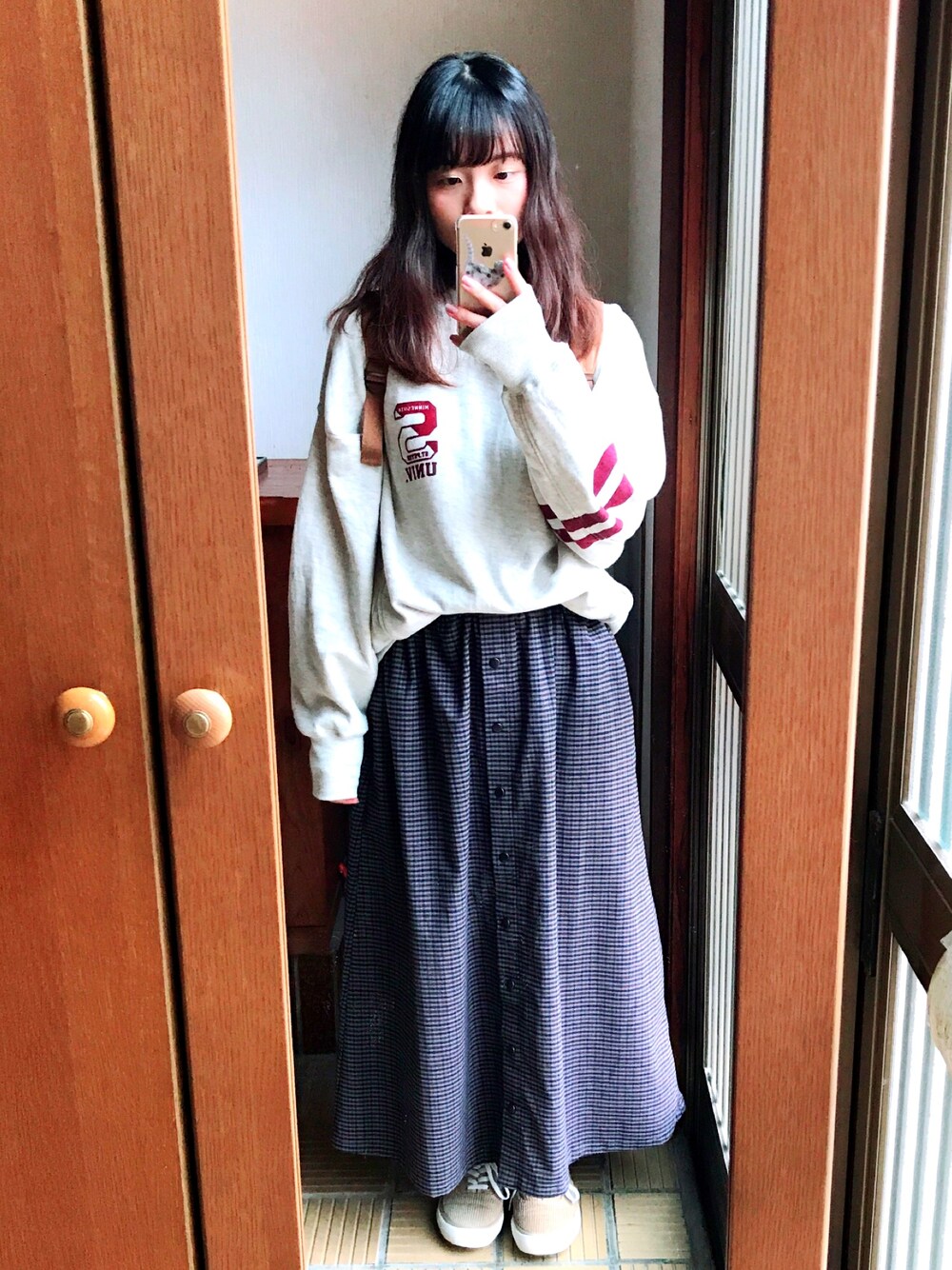 「GUのアイテム（スニーカー、ベージュ系）」を使った、まいまいさん（レディース・158cm）の秋コーディネートの1枚目の写真