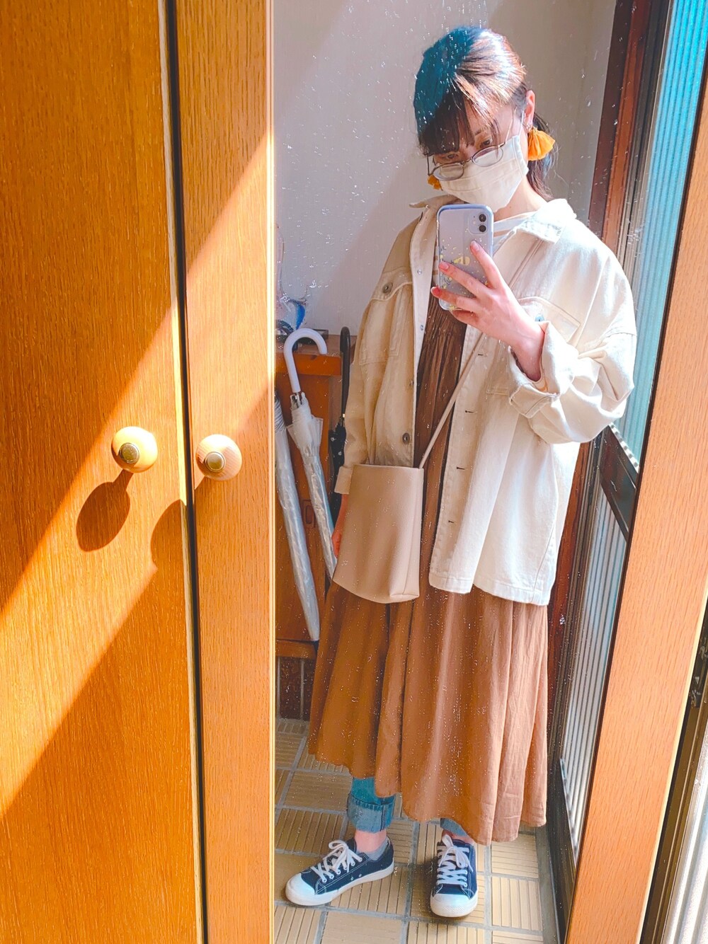 「GUのアイテム（デニムパンツ、ブルー系）」を使った、まいまいさん（レディース・159cm）の春コーディネートの1枚目の写真