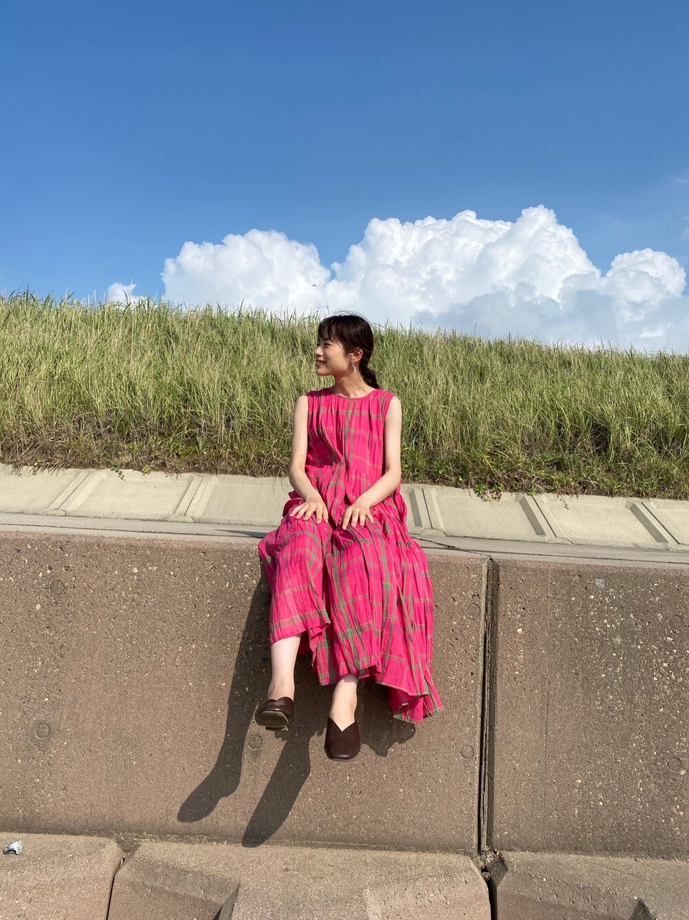 「heal meのアイテム（パンプス、ブラウン系）」を使った、まいまいさん（レディース・159cm）の夏コーディネートの1枚目の写真