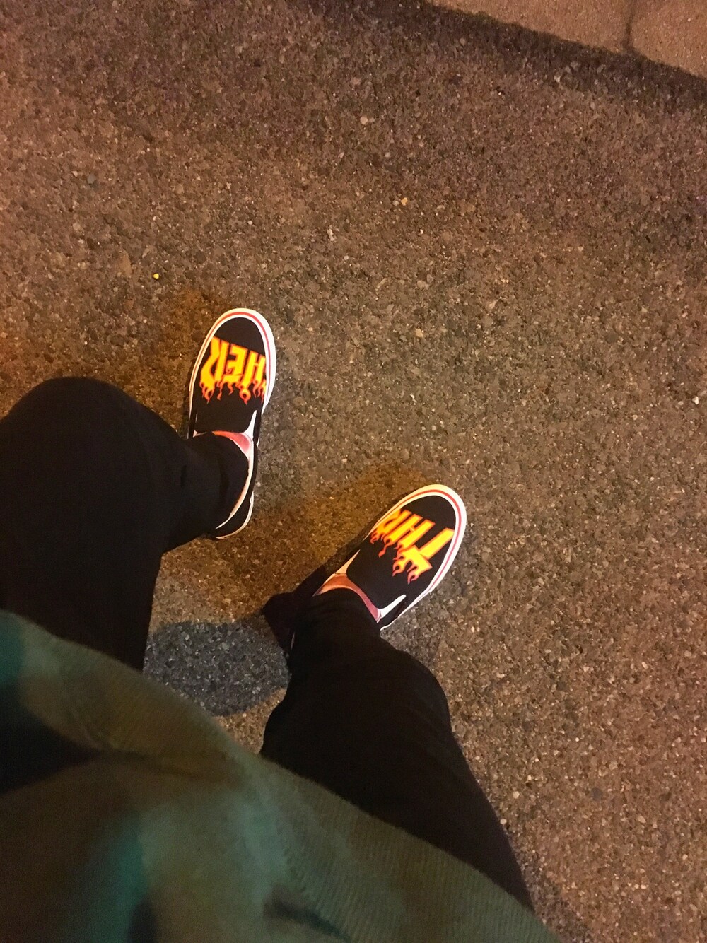 「VANS、THRASHER」｜「THRASHERのアイテム（スリッポン、ブラック系）」を使った、きむたくさん（メンズ・170cm）の春コーディネートの1枚目の写真