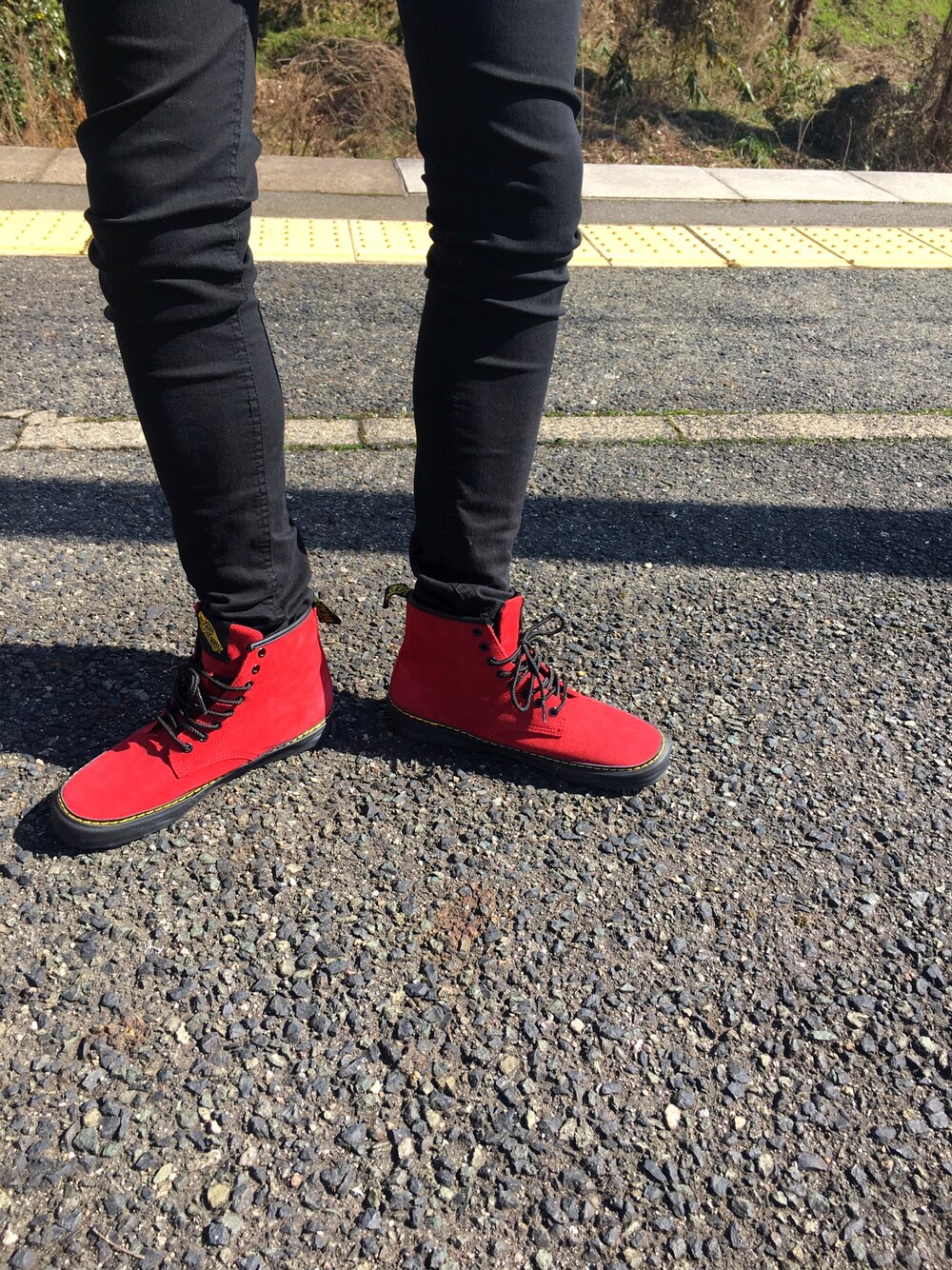「VANS、お洒落さんとつながりたい」｜「VANSのアイテム（スニーカー、レッド系）」を使った、きむたくさん（メンズ・170cm）の春コーディネートの1枚目の写真