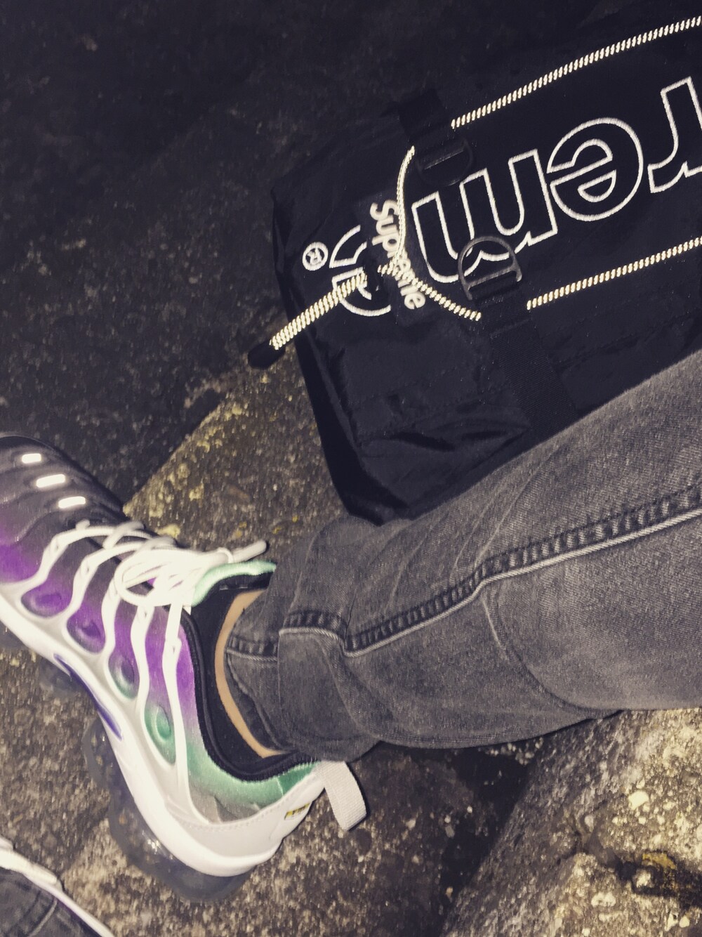 「supreme、18fw、vapormaxplus」｜「Supreme のアイテム（バックパック/リュック、ブラック系）」を使った、きむたくさん（メンズ・170cm）の冬コーディネートの1枚目の写真
