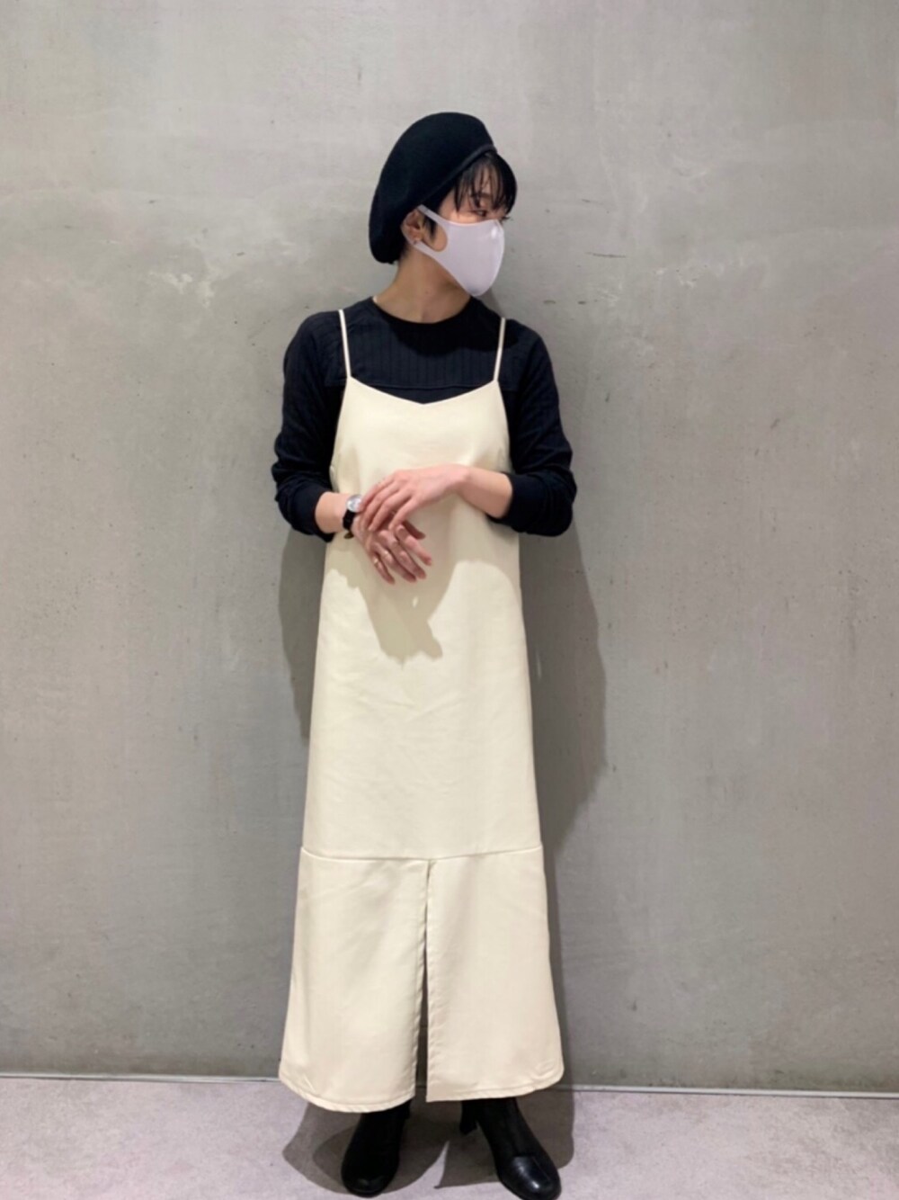 ブラック系のスウェット、ブラック系のハンチング/ベレー帽を着用したレディースの秋コーディネートの1枚目の写真