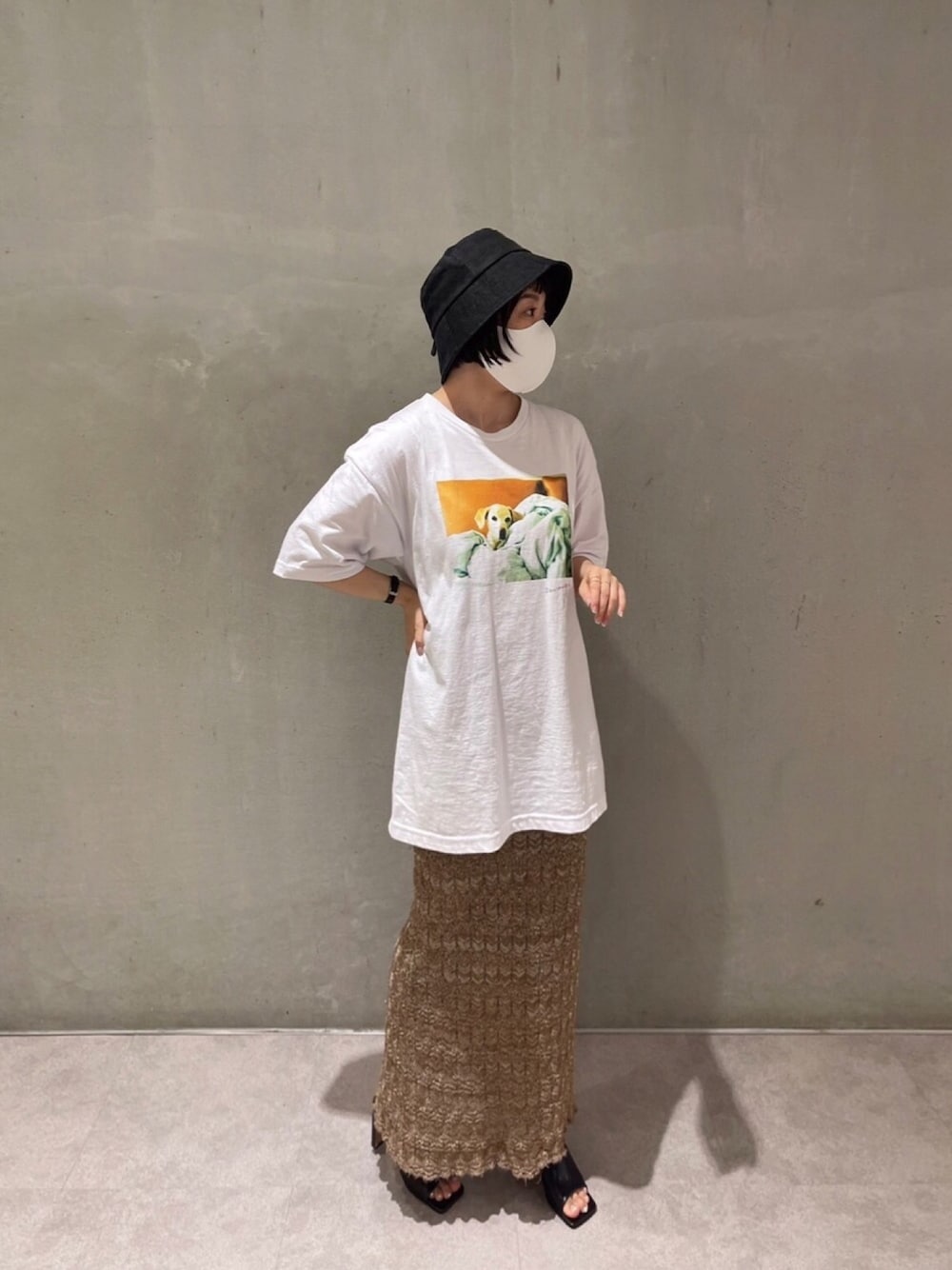 ブラック系のハットを着用したレディースの夏コーディネートの1枚目の写真