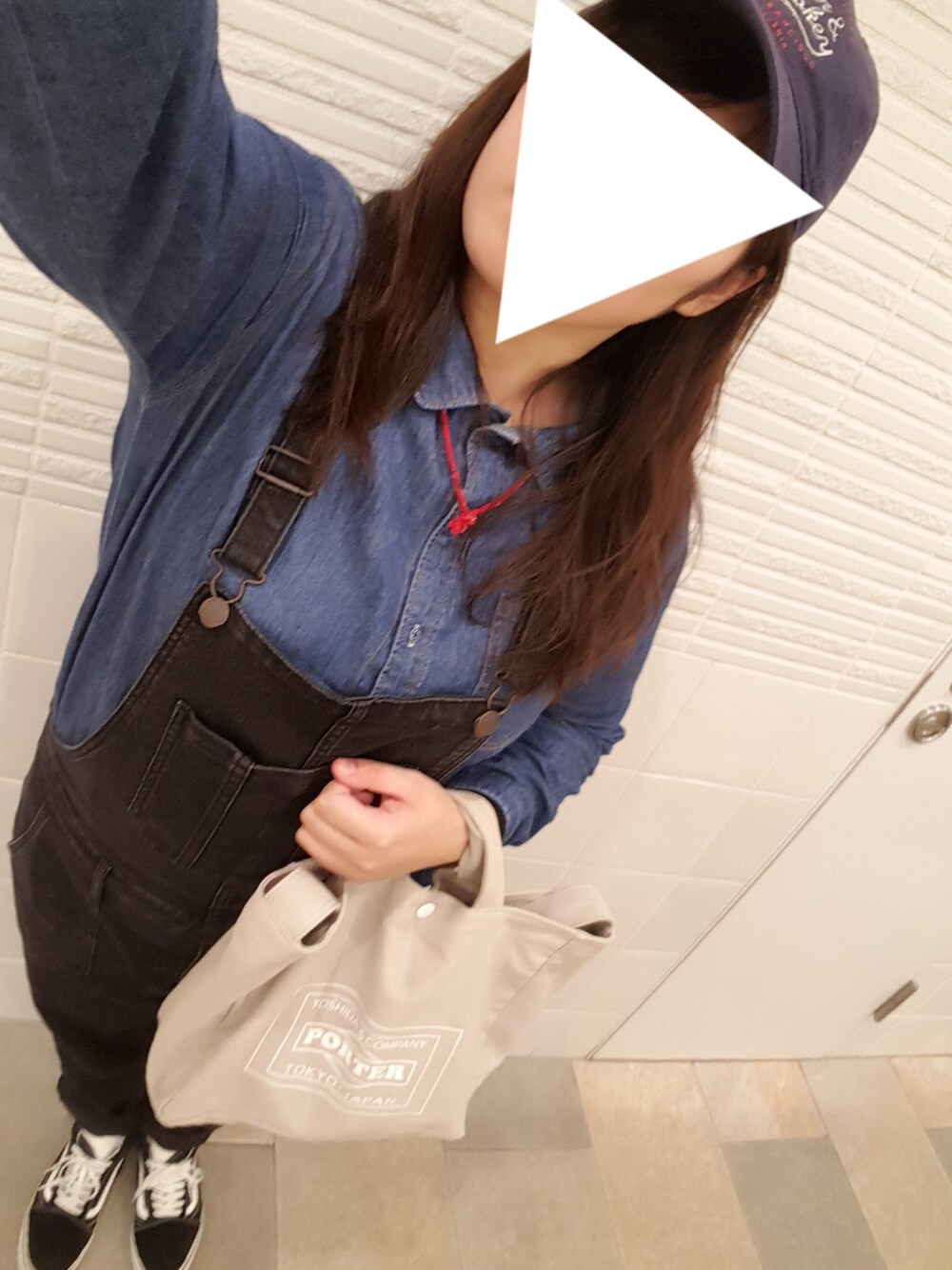 「カジュアルコーデ、PORTER、オーバーオール、ぽっちゃりコーデ、ぽっちゃり、休日スタイル、デニム、秋服、キャップ、アウトドアスタイル」｜「OLD NAVYのアイテム（サロペット/オーバーオール、ブラック系）」を使った、ゆまさん（レディース・162cm）の秋コーディネートの1枚目の写真