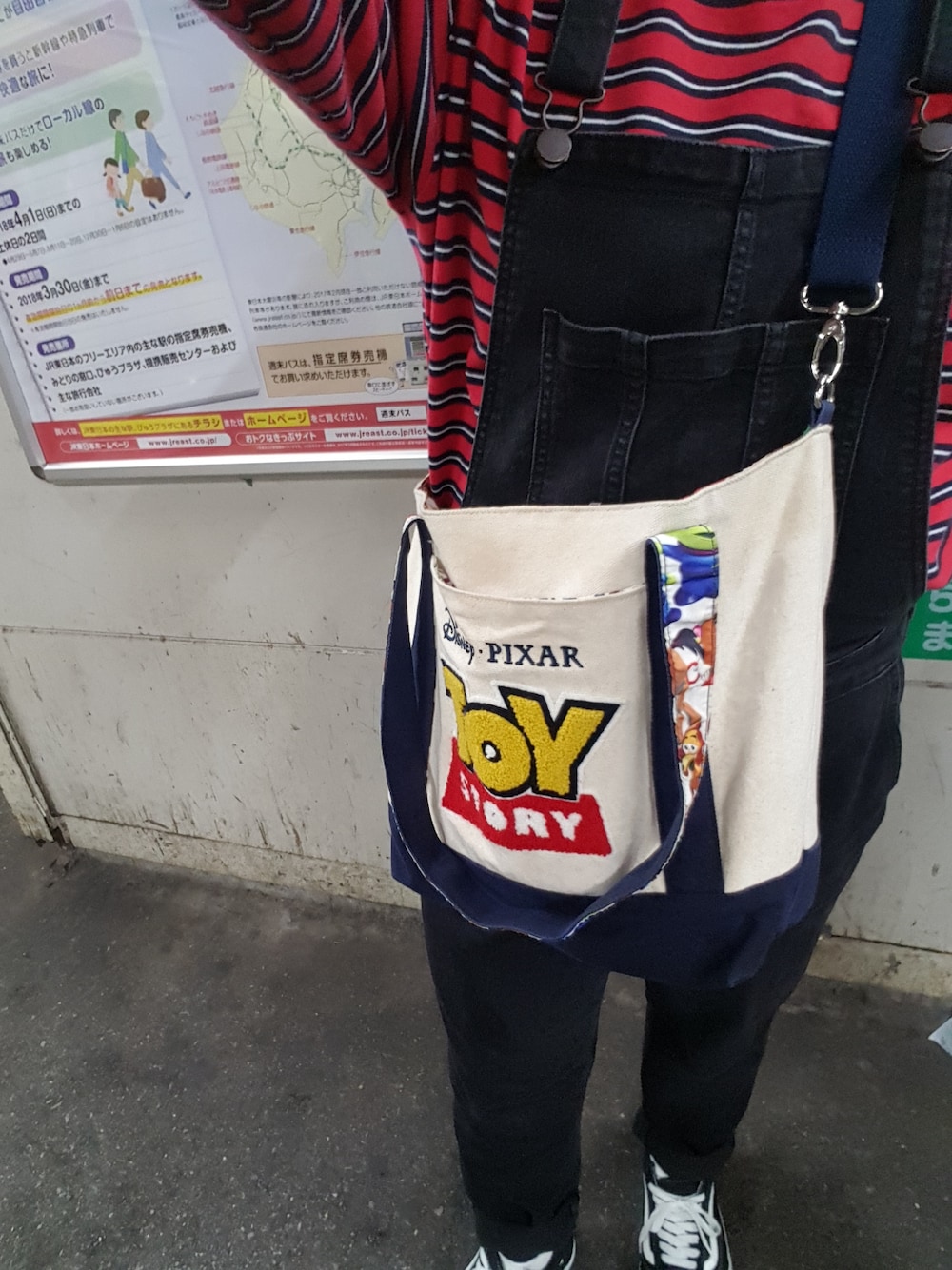 「ディズニー、カジュアルコーデ、ぽっちゃり、ディズニーランド、ぽっちゃりコーデ、オーバーオール、着まわし、ボーダー、赤、oldskool」｜「OLD NAVYのアイテム（サロペット/オーバーオール、ブラック系）」を使った、ゆまさん（レディース・162cm）の秋コーディネートの1枚目の写真