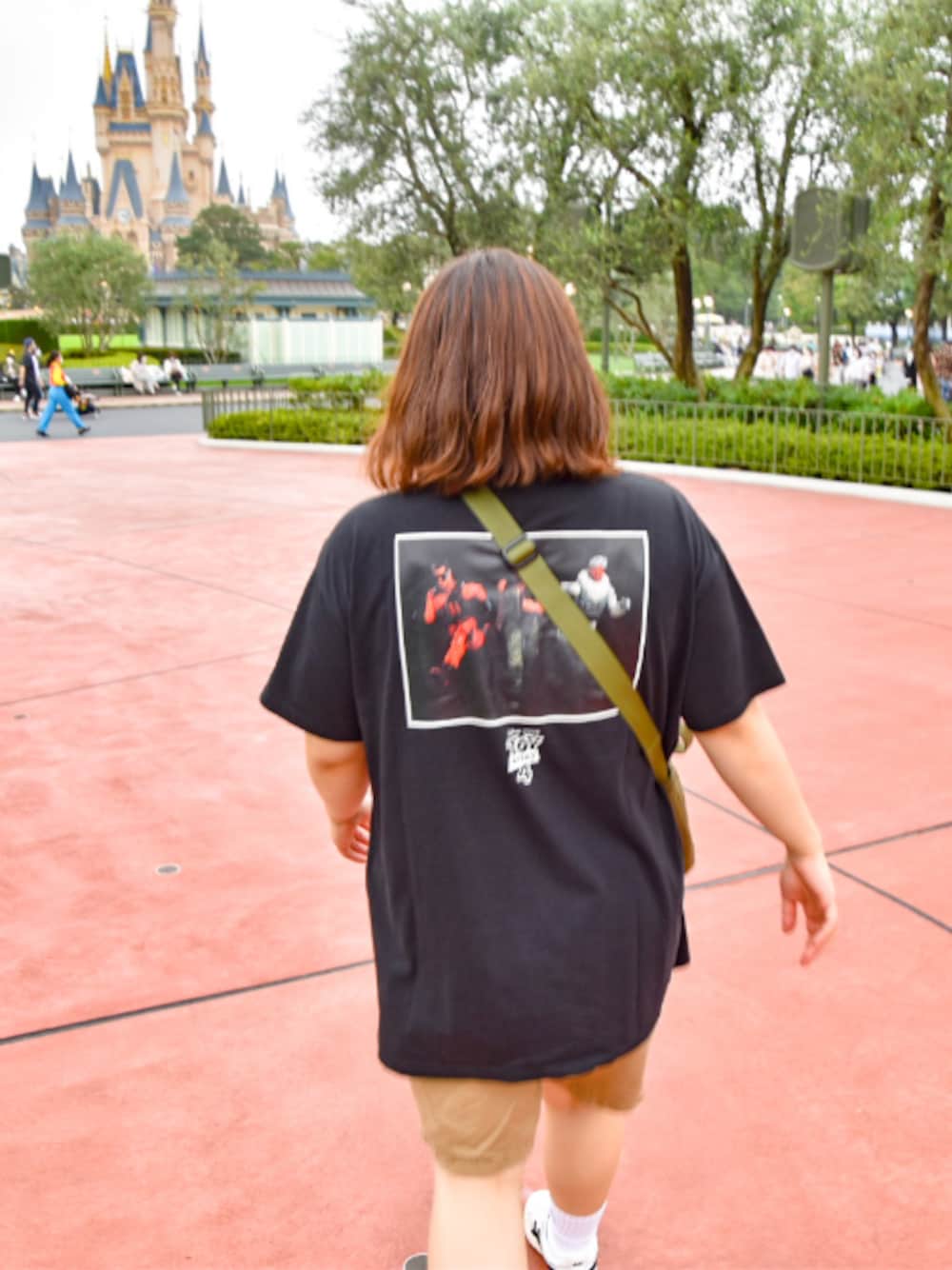 「休日スタイル、ディズニーコーデ、ぽっちゃり、ぽっちゃりコーデ、Tシャツ、スニーカーコーデ、ストリート、メンズライク、スケータースタイル、夏」｜「DANTONのアイテム（バッグ、グリーン系）」を使った、ゆまさん（レディース・162cm）の夏コーディネートの1枚目の写真