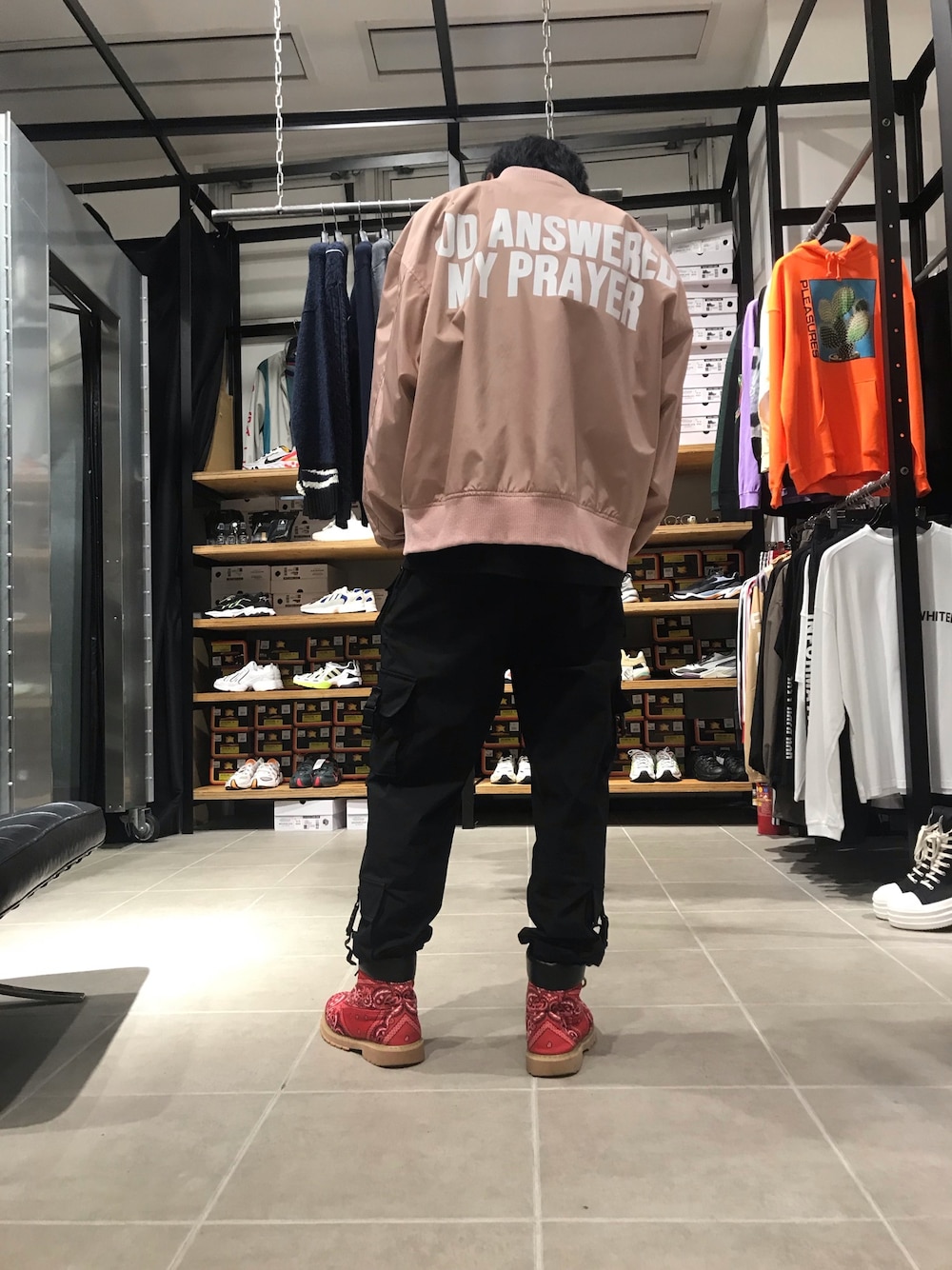 「LHP、原宿、ストリートMIX、今日のコーデ、秋コーデ、おしゃれさんと繋がりたい、やっぱりストリートが好き」｜「WHITELANDのWHITELAND/ホワイトランド/バックプリントMA-1（MA-1、ピンク系）」を使った、佐々木空翔(ササキヒロト)さん（メンズ・175cm）の秋コーディネートの1枚目の写真
