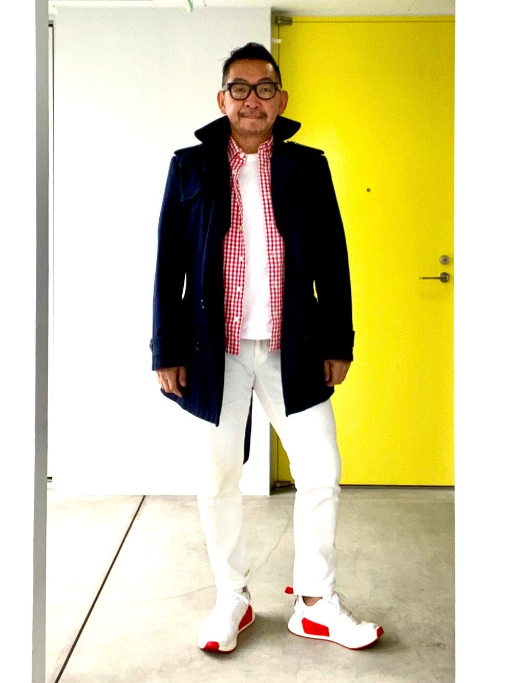 「トレンチコート、ホワイトパンツ、ホワイトデニム、ギンガムチェック、コート、H&M、大人カジュアル、春コーデ」｜「H&Mのアイテム（トレンチコート、ブルー系）」を使った、alexmundyさん（メンズ・172cm）の春コーディネートの1枚目の写真