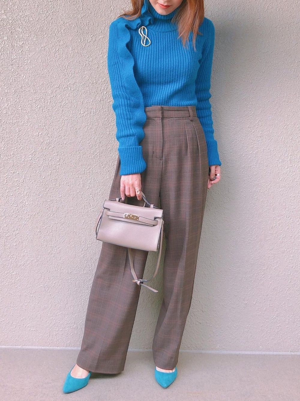 「ニットコーデ、ロイヤルブルー、30代コーデ、30代ファッション、グレンチェックパンツ、ブラウンパンツ、大人カジュアル、きれいめカジュアル、キレイめコーデ、ママコーデ」｜「Edit Sheenのフロントミニベルトショルダー（ショルダーバッグ、ブラウン系）」を使った、manaminowearさん（レディース・158cm）の秋コーディネートの1枚目の写真