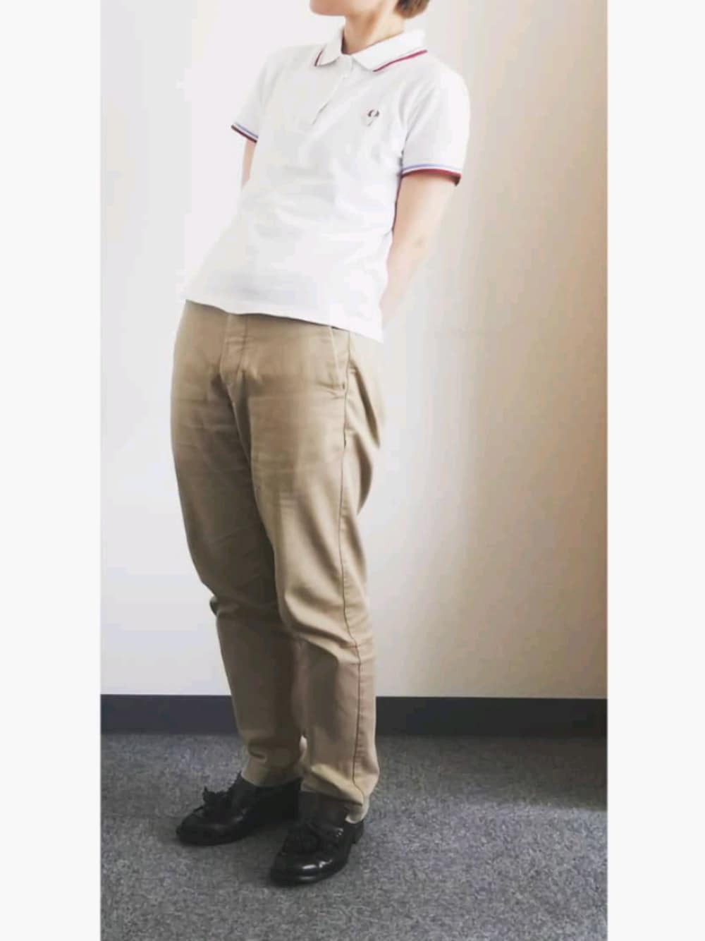 「鹿、トナカイ、ピンバッジ、ポロシャツ、チノパン、トラッド、FRED PERRY ポロシャツ、ふれっどぺらー、takkeポロシャツ、低身長」｜「FRED PERRYのThe Original Fred Perry Shirt - M12 (Made in England)（ポロシャツ、ホワイト系）」を使った、takkeさん（メンズ・154cm）の夏コーディネートの1枚目の写真