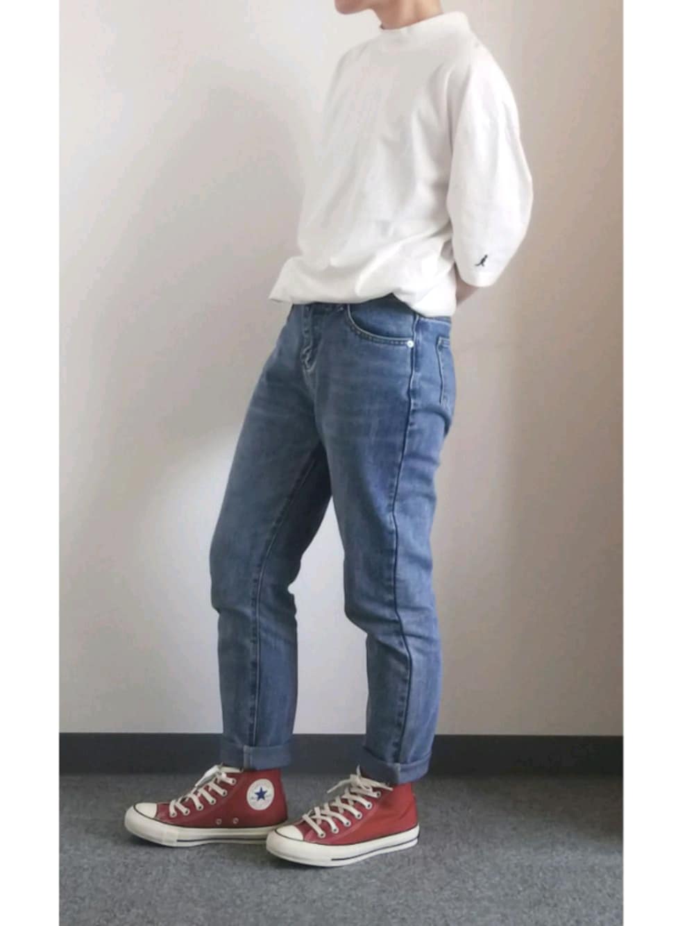 「パプリカ、レンガ色、朱色、くすみカラー、コンバース、モックネック、白Tシャツ、テーパードデニム、テーパードパンツ、低身長」｜「CONVERSEのハイカットスニーカー（スニーカー、オレンジ系）」を使った、takkeさん（メンズ・154cm）の夏コーディネートの1枚目の写真