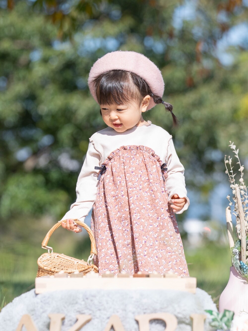 「キッズコーデ、apreslescours、アプレレクール、ワンピース、花柄ワンピース、おんなのこ、くすみカラー、ガーリーコーデ」｜「apres les coursのメロウテレコ×柄ワンピース（ワンピース、ピンク系）」を使った、Akariさん（キッズ・80cm）の冬コーディネートの1枚目の写真
