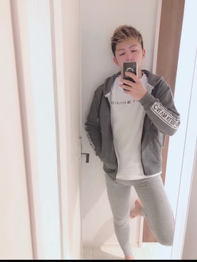 「Calvin Klein Underwear（カルバンクラインアンダーウェア）のアイテム（パーカー、グレー系）」を使った、aito01190711さん（メンズ・170cm）の冬コーディネート
