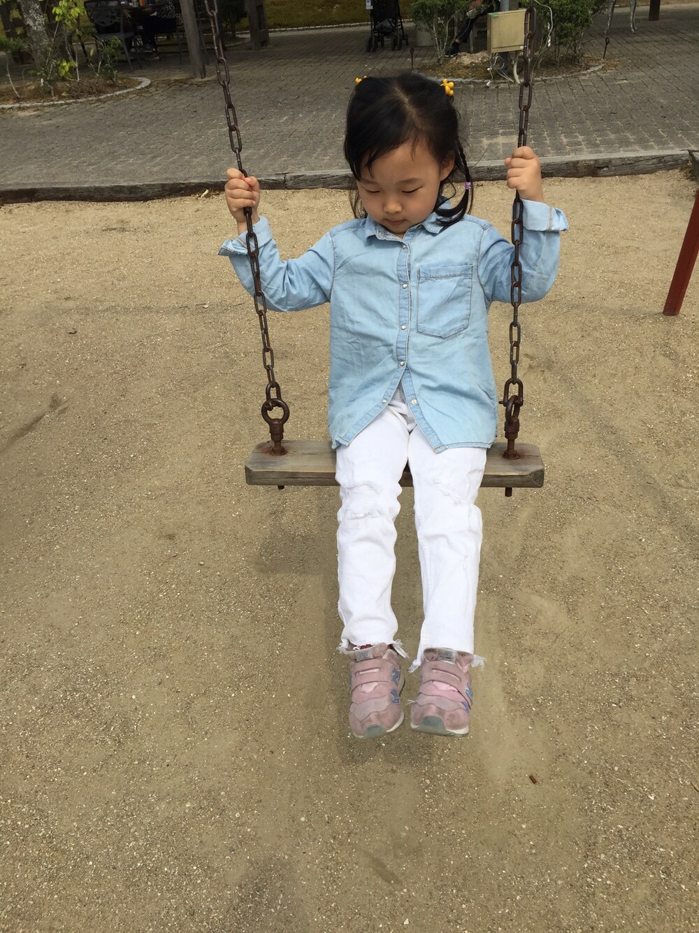 「ZARA KIDSのアイテム（シャツ/ブラウス、ブルー系）」を使った、小米也是穗妈さん（キッズ・100cm）の春コーディネートの1枚目の写真