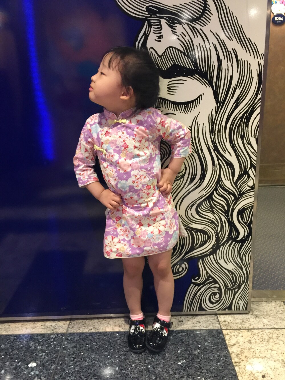 「no brandのアイテム（ワンピース、パープル系）」を使った、小米也是穗妈さん（キッズ・100cm）の春コーディネートの1枚目の写真