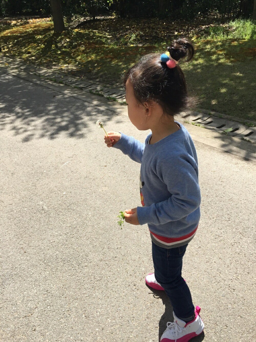 「babyGAPのアイテム（パーカー、ブルー系）」を使った、小米也是穗妈さん（キッズ・100cm）の春コーディネートの1枚目の写真