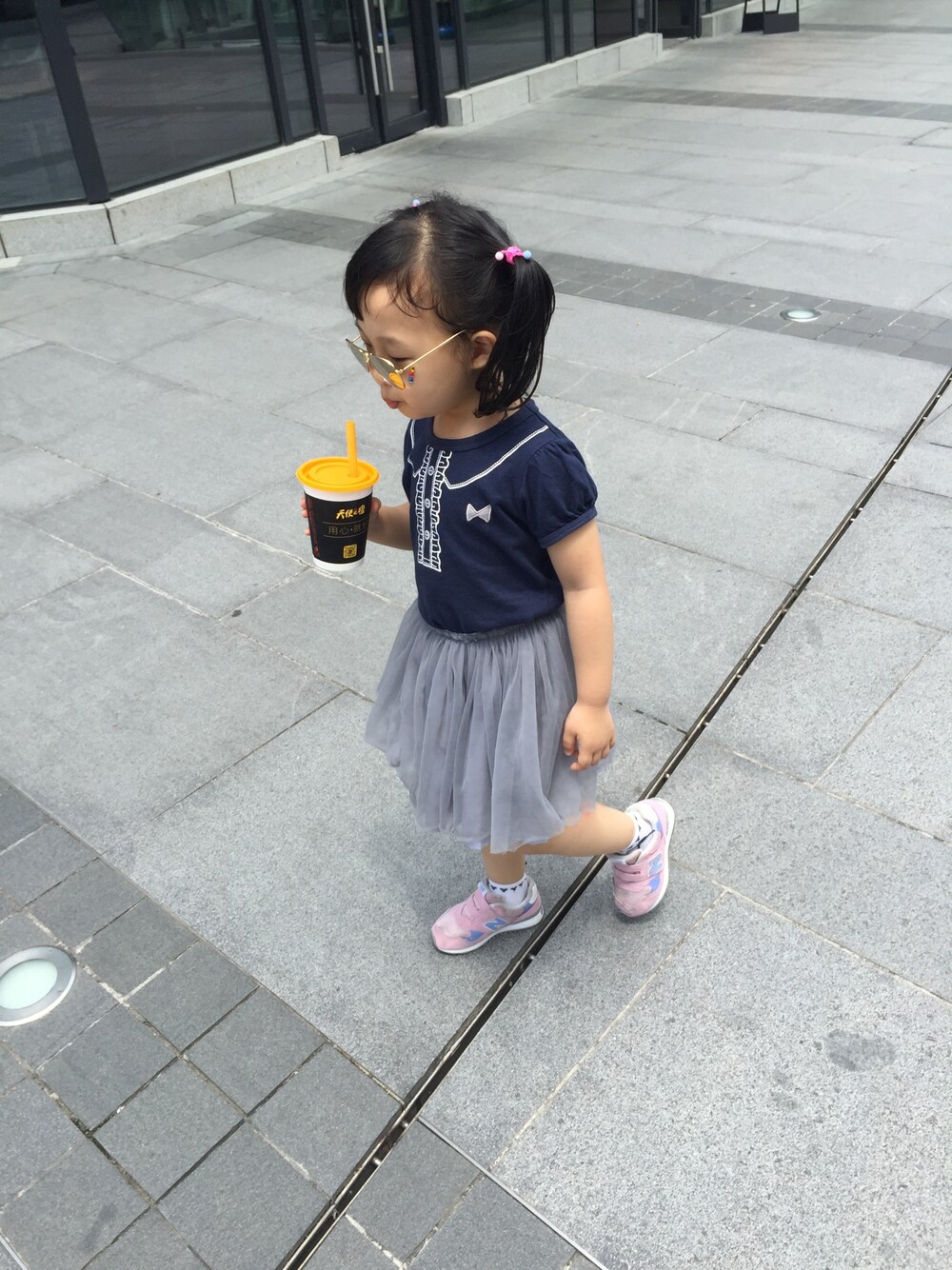 「Ray-Banのアイテム（サングラス、ゴールド系）」を使った、小米也是穗妈さん（キッズ・110cm）の夏コーディネートの1枚目の写真