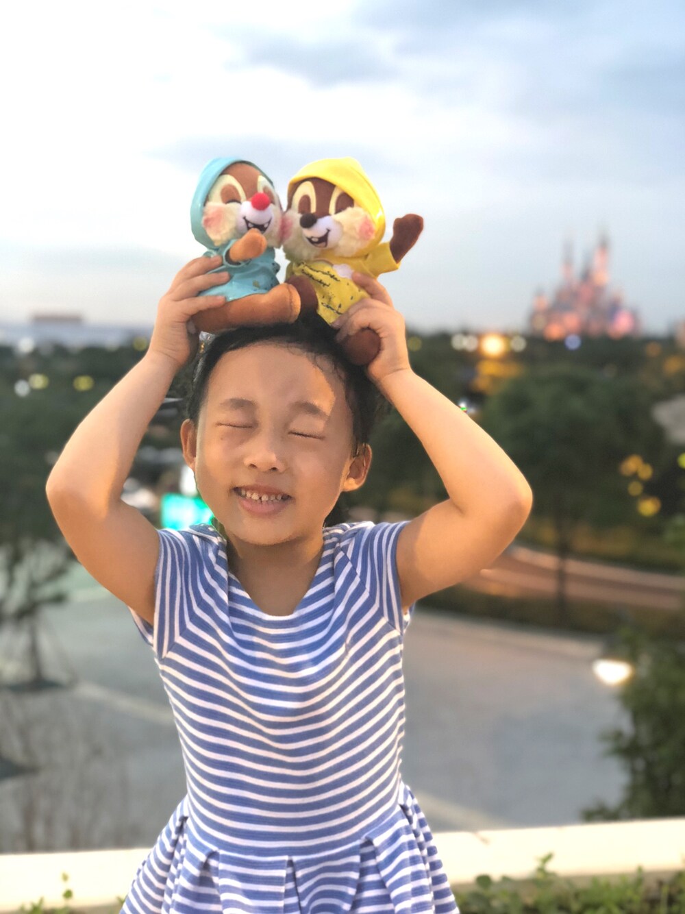 「上海ディズニー」｜「POLO RALPH LAURENのアイテム（ワンピース、ブルー系）」を使った、小米也是穗妈さん（キッズ・120cm）の夏コーディネートの1枚目の写真