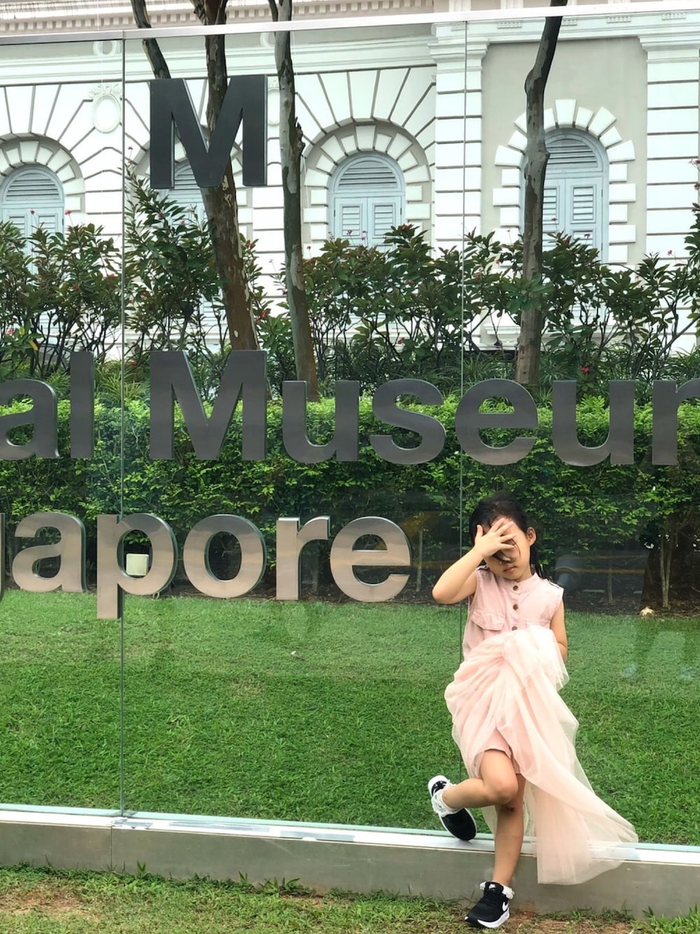 「シンガポール、insスタイル、pink」｜「NIKEのアイテム（スニーカー、ブラック系）」を使った、小米也是穗妈さん（キッズ・120cm）の秋コーディネートの1枚目の写真