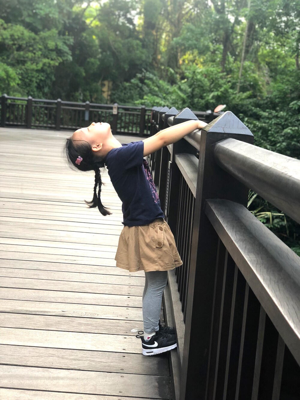 「NIKE」｜「BELLE MAISONのアイテム（Tシャツ/カットソー、ブルー系）」を使った、小米也是穗妈さん（キッズ・120cm）の秋コーディネートの1枚目の写真