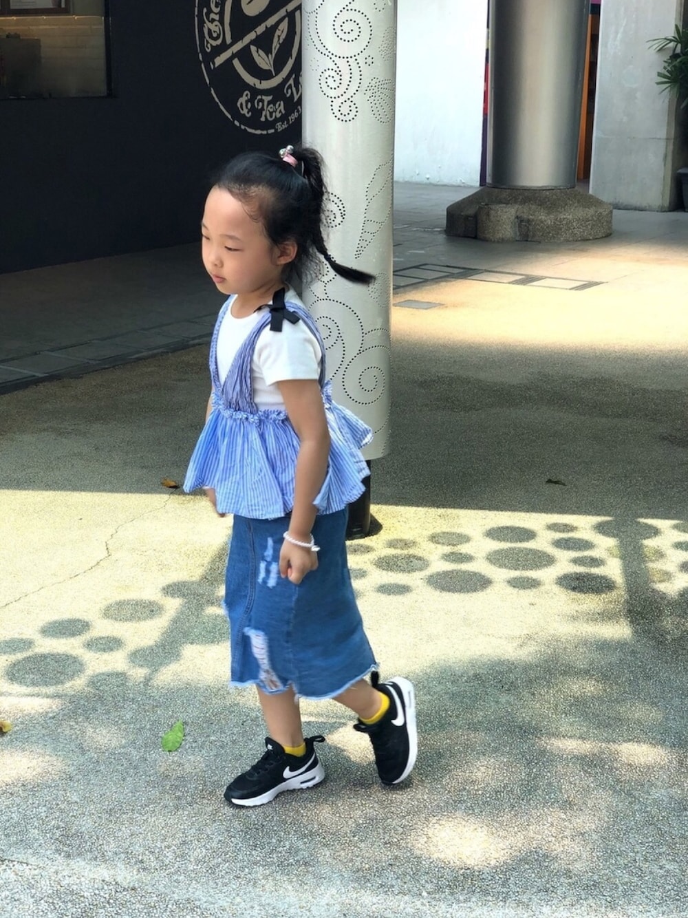 「ジーンズスカート」｜「petit mainの肩リボンギャザービスチェ半袖Tシャツ（Tシャツ/カットソー、ホワイト系）」を使った、小米也是穗妈さん（キッズ・120cm）の秋コーディネートの1枚目の写真