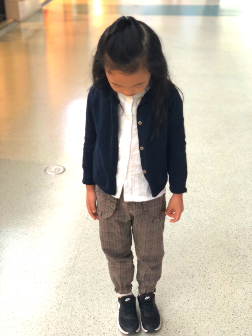 「カーディガン、空港ファッション」｜「NIKEのアイテム（スニーカー、ブラック系）」を使った、小米也是穗妈さん（キッズ・120cm）の秋コーディネートの1枚目の写真
