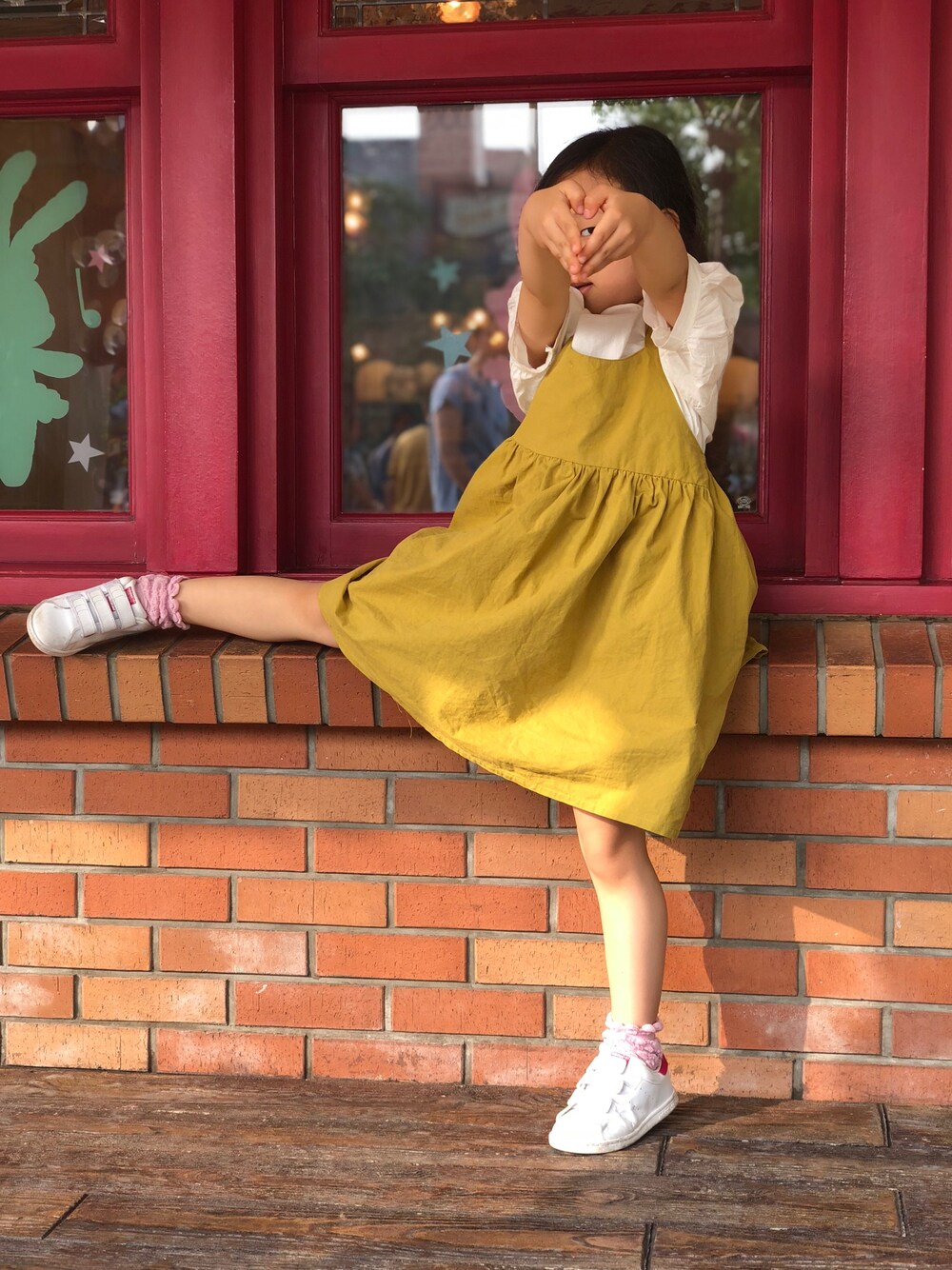 「上海ディズニー」｜「adidas Originalsのアイテム（スニーカー、ホワイト系）」を使った、小米也是穗妈さん（キッズ・110cm）の秋コーディネートの1枚目の写真