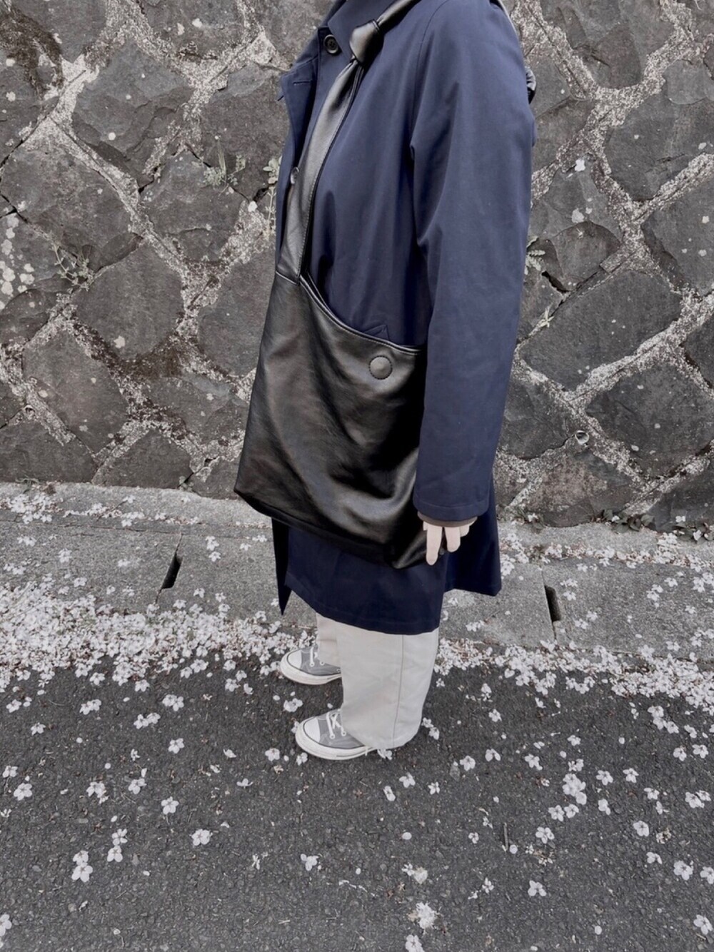 「CT70s、ohotoro、ootd、シンプルコーデ、春コーデ、ブルー、トレンチコート」｜「ohotoroのアイテム（ショルダーバッグ、ブラック系）」を使った、キヨ さん（レディース・158cm）の春コーディネートの1枚目の写真