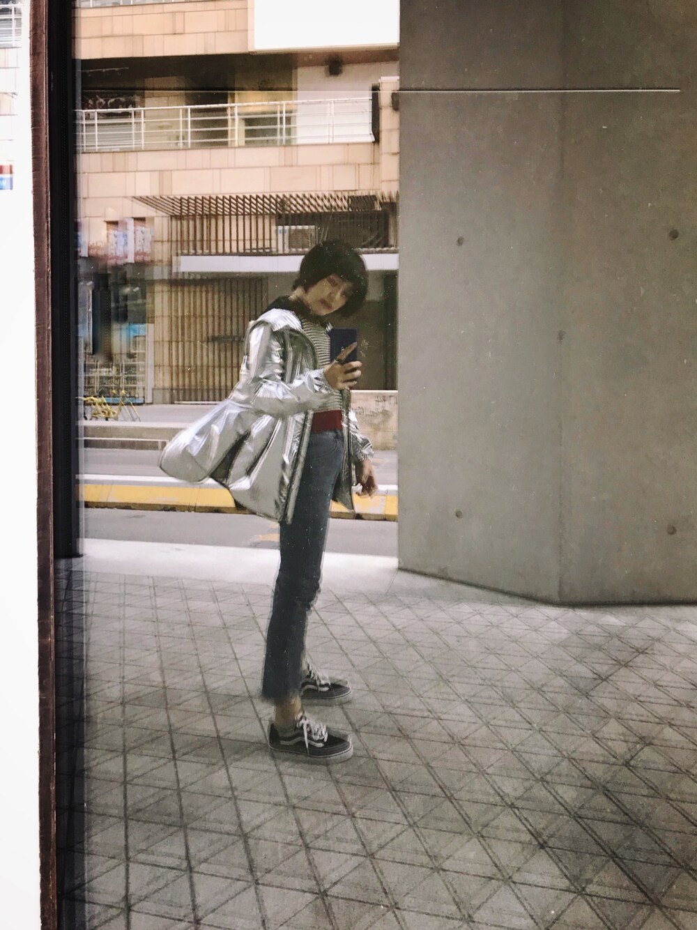 「三里屯太古里」｜「UNIQUEのアイテム（デニムパンツ、ブルー系）」を使った、Eilizabethさん（レディース・165cm）の春コーディネートの1枚目の写真