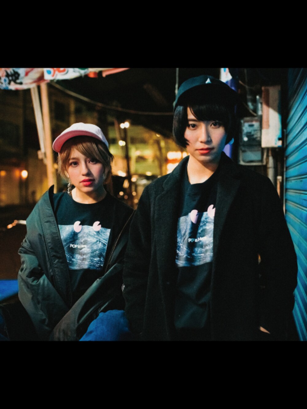 ブラック系のTシャツ/カットソー、ブラック系のキャップ、ピンク系のキャップを着用したレディースの冬コーディネートの1枚目の写真