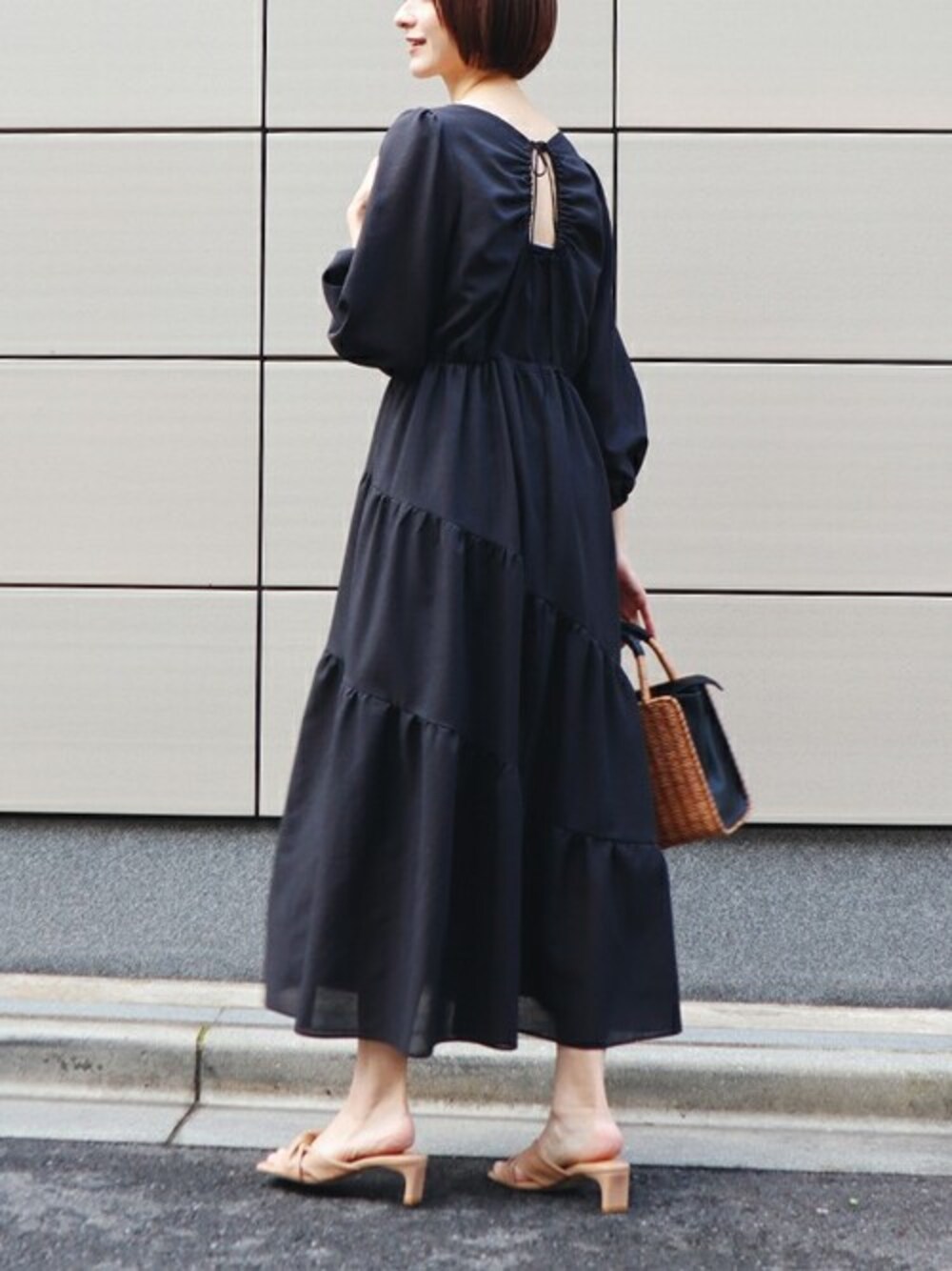 「カシュクール、ワンピース、ブラック、大人カジュアル、おでかけ、きれいめカジュアル、リラックススタイル、春コーデ、バックスタイル、ティアードワンピース」｜「The Virgniaのバックオープンティアードワンピース（ワンピース、ブラック系）」を使った、The Virgnia公式さん（レディース・165cm）の春コーディネートの1枚目の写真