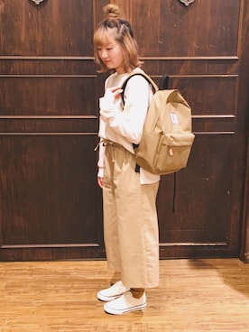 「Cutie Blonde（キューティーブロンド）のアイテム（パンツ、ベージュ系）」を使った、よこまるさん（レディース・159cm）の春コーディネート
